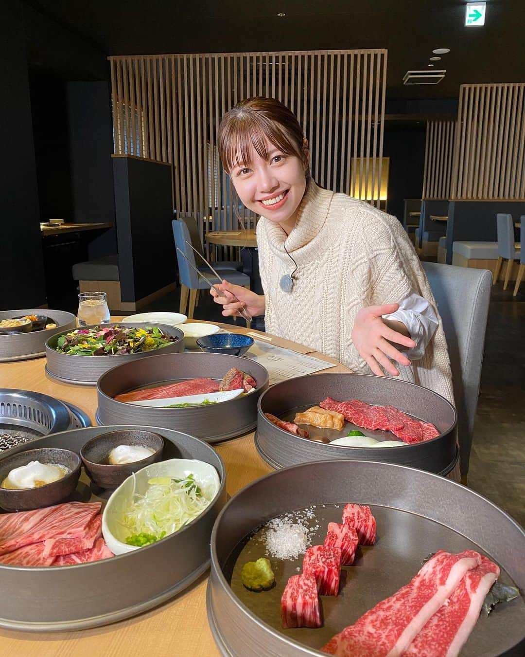 吉田晴香さんのインスタグラム写真 - (吉田晴香Instagram)「明日は旅コミ北海道💚  温泉に精肉店と酒屋が😳！？  ♨️×🍖×🍺 (好きと好きと好き🥹笑)  一つの場所で楽しめるなんて…🙌  そして、 とにかく美味しい🥹！！ こだわりのお肉とお酒を味わえます😋  大自然の中の温泉も気持ちよかった〜♨️  さすが、高評価なだけありました😊👏  明日は60分スペシャルです☺️  コスパ抜群！高評価！ この冬泊まりたい美食&名湯の宿  他にもたくさんの素敵なお宿が登場します🙆‍♀️  旅コミ北海道 土曜18:30〜放送です📺 是非、ご覧ください☺️  #TVh#旅コミ北海道#旅コミ#じゃらん #北海道#定山渓#定山渓温泉#北海道温泉#北海道観光 #hokkaido#hokkaidolove」12月8日 18時08分 - haruka_yoshidaa