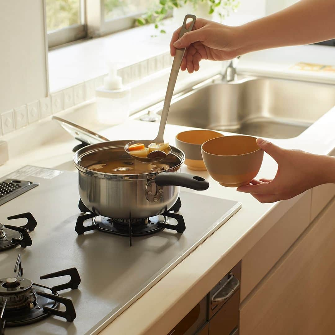 ホームコーディのインスタグラム：「冬はけんちん汁や豚汁など具沢山のお味噌汁が食べたくなりますね。 具沢山のお味噌汁と一緒に朝からしっかり和食をいただきませんか。 ・ ナチュラルカラーの山中塗汁椀は電子レンジや食洗機OKです。 1色タイプと2色塗分けタイプがあります。 ・ いいね！と思ったら「✨」（きらきら）をコメントしてくださいね☺ ・ ▶商品の紹介は写真内のタグをタップするか、プロフィール @home_coordyのリンクから。 ・ ・ ・ #ホームコーディ #homecoordy #イオンホームコーディ #イオン #instahome #シンプルライフ #シンプルな生活 #シンプルな暮らし #シンプルに暮らす #シンプルインテリア #汁椀 #お椀 #椀 #おわん #電子レンジOK #食洗機OK」