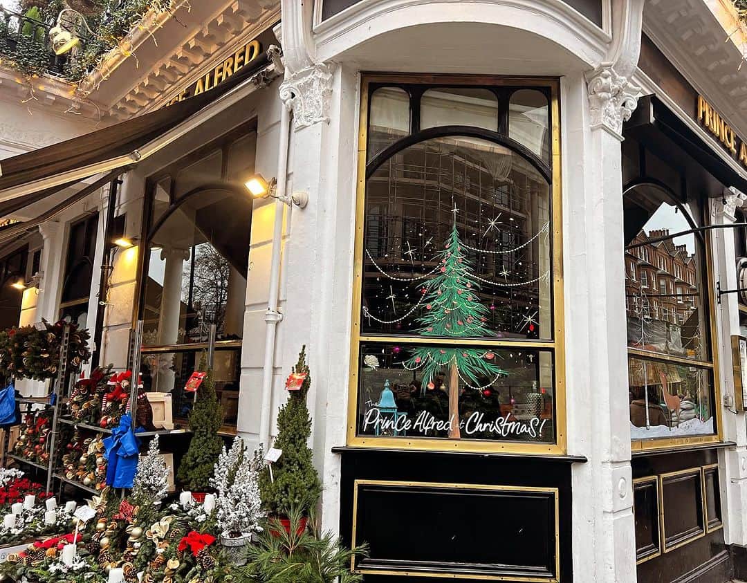 相澤樹のインスタグラム：「クリスマスツリーだけを売る店。シーズンだけ突然現れるのも好き。今回初めてQueensway に宿泊したけど、とにかく気持ちよかった」