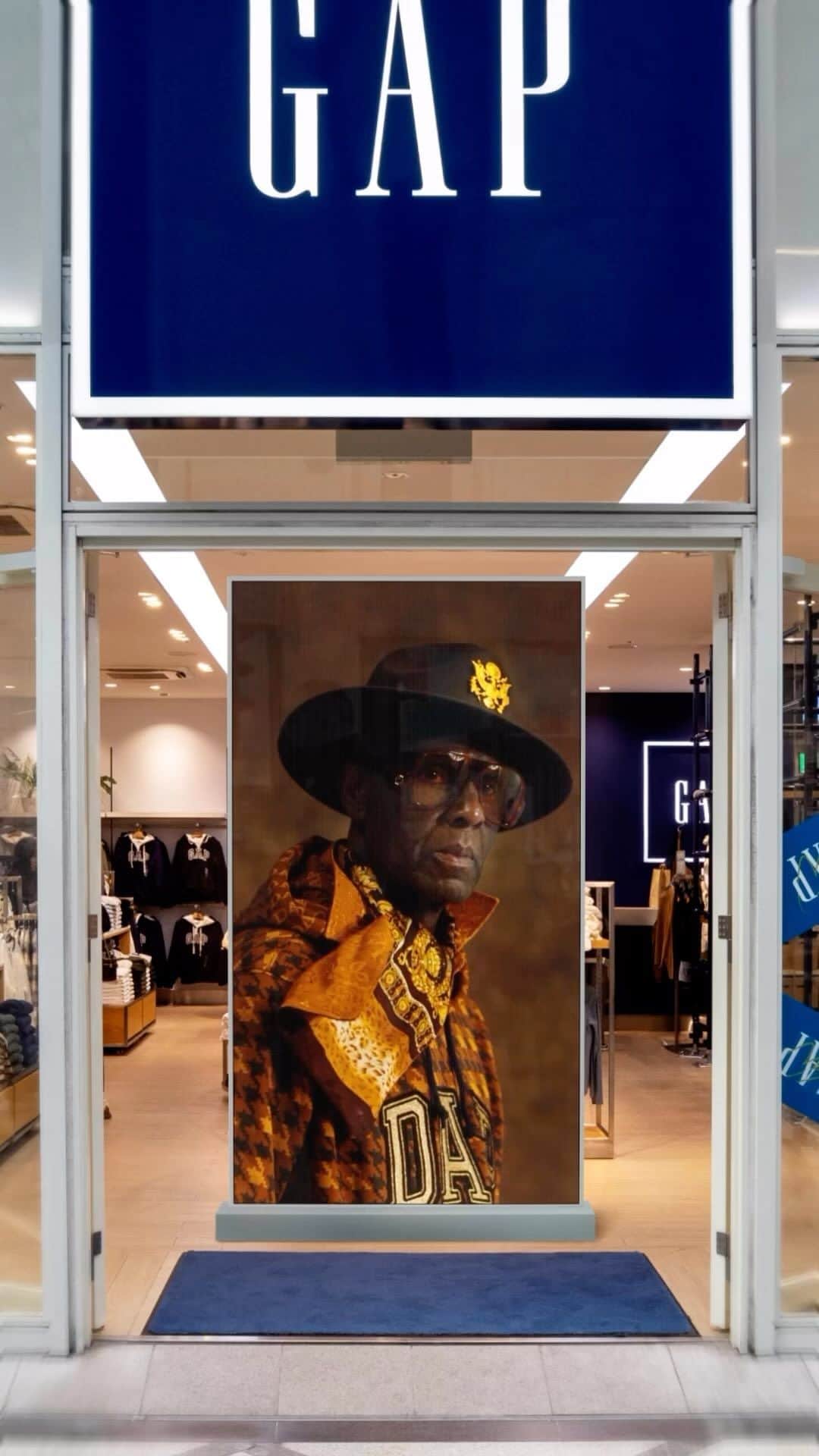 Gap Japanのインスタグラム：「伝説のデザイナー、ダッパー・ダンがハーレムの人々、場所、文化にインスピレーションを得てデザインした限定コレクションが以下ストアで発売中！ @ukgap にもDAP x GAPが上陸🇬🇧！  展開： ■ストア  Gap 新宿フラッグス店 Gap 心斎橋店  ■Gap 公式オンライン  ■ポップアップショップ Gap Outlet 三井アウトレットパーク木更津店 :～12/10（日） Gap ららぽーと立川立飛 : 12/21（木）～1/8（月） Gap イオンモールKYOTO : 12/22（金）～12/31（日） Gap Factory Store イオンモールむさし村山 : 12/26（火）～1/8（月） *ポップアップショップは一部商品の展開となります。」