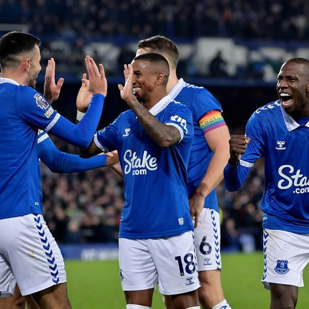 アシュリー・ヤングのインスタグラム：「Great Team Spirit, Togetherness, Fighting for each other and fans again with us from start to finish ! Massive 3points ! Haha Respect 🤨IYKYK !  WE SHALL NOT BE MOVED! UTFT🤘🏾💙」