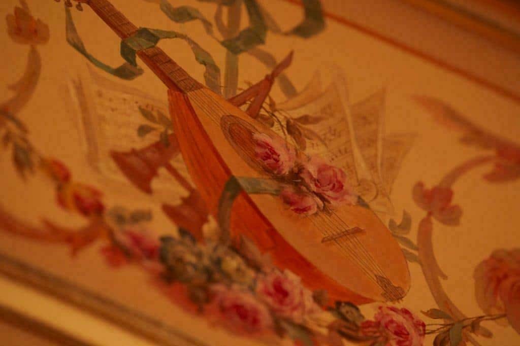 迎賓館赤坂離宮さんのインスタグラム写真 - (迎賓館赤坂離宮Instagram)「#羽衣の間 はもともと舞踏室として設計されました。壁面のレリーフや天井絵画等には、舞踏室にふさわしく、楽器や楽譜などが見られますが、中には日本的な琵琶・笙なども御覧いただけます👀  ✨一般公開を実施しています✨ 🚶 JR、東京メトロ「四ツ谷駅」から徒歩約7分 🕙公開時間　10:00～17:00 （本館最終受付16:00、庭園最終受付16:30） ㊡水曜日 💰庭園　　　　　　　一般　300円 　本館・庭園　　　　一般 1,500円 　本館・別館・庭園　一般 2,000円  #迎賓館赤坂離宮 #東京 #港区 #四谷 #国宝 #四ツ谷駅 #参観」12月8日 18時20分 - akasaka_geihinkan