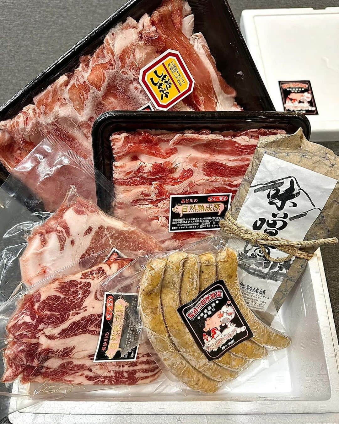 多々良敦斗さんのインスタグラム写真 - (多々良敦斗Instagram)「青森鯵ヶ沢にある長谷川自然牧場。  養豚、養鶏を行っていて全国各地の有名店に熟成豚、卵を 販売しています。 長谷川ご夫婦の人柄が素晴らしく本当に良くして貰いました😊 SDGSという言葉が出る前から本物のSDGSを実践しています。 人間が食べている動物が何を食べて育ったのか？ そんな単純な事がどれだけ大切か教えて貰いましたし、 そういった事ももっともっと知っていかないといけないと感じました。  試合も観に来てくれて、楽しみができたと言って貰えた時は嬉しかったし、これからも頑張ろうと思える原動力となりました。  こういった本物を作り出せる人達に会えたのは本当に良かったですし、昨日UPした釈迦のりんご園さんと同じく、 素晴らしい人達に出会わせて貰いました！！  @farm_of_yuri  ありがとうございました😁  #長谷川自然牧場 #長谷川熟成豚 #養豚 #養鶏 #自然牧場 #こだわり #飼料 #鯵ヶ沢 #本物 #多々良敦斗」12月8日 18時22分 - atsuto.t