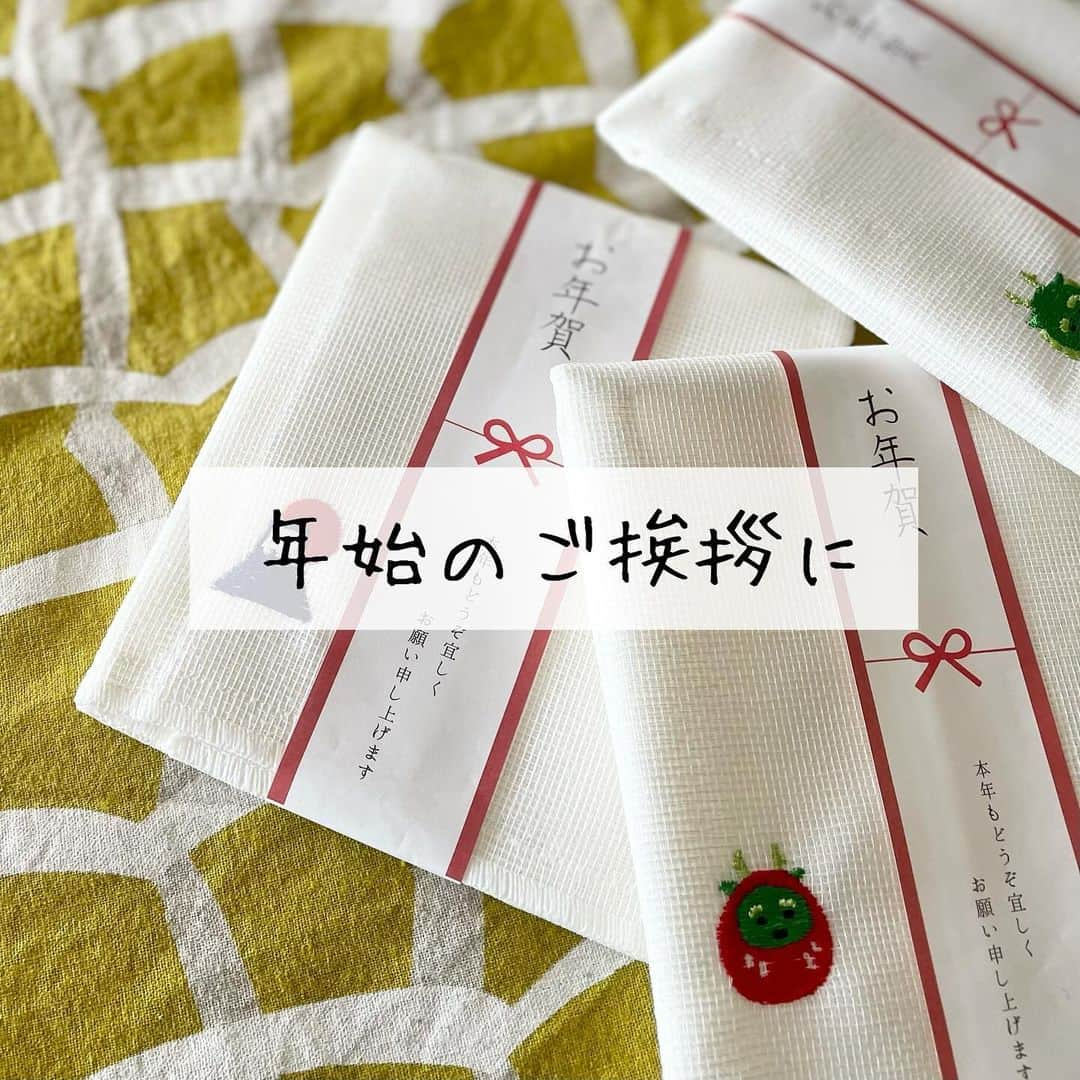 212 KITCHEN STOREさんのインスタグラム写真 - (212 KITCHEN STOREInstagram)「【お年賀に😊】 『ごあいさつフキン』 ━━━━━━━━━━━━━━ クリスマスに向けて盛り上がってきていますが、そろそろ新年に向けての準備も。  来年の干支は『辰🐲』 可愛い干支が刺繍されたフキンをお年賀に、いかがですか？  いくつあっても困らないフキンは、ちょっとしたご挨拶にぴったりです。  吸水性・速乾性に優れ 食器拭きや台拭き、食材の水切りなど。 使い方もさまざまです。  干支柄はもちろん、富士山柄は、この時期人気のデザインです。 ぜひ、ご挨拶ギフトに。  　 ※在庫が流動的なため、欠品の場合がございます。 ※一部、お取り扱いのない店舗がございます。  ▼ストアリンクはプロフィールから! @212_kitchen_store ━━━━━━━━━━━━━━ #212kitchenstore#212キッチンストア#212kitchen#212キッチン#ごあいさつ#フキン#お年賀#ご挨拶ギフト」12月8日 18時22分 - 212_kitchen_store