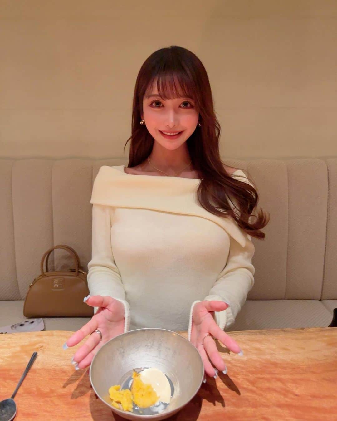 MAYUさんのインスタグラム写真 - (MAYUInstagram)「. 行ってみたかった jinen. へ🍽️ どれも美味しくて、店内の雰囲気も柔らかくて 居心地良かったな〜♡ 自然薯が入った蟹のリゾットはとっても美味しくて おかわりしちゃった😋 . 入口からアプローチの造りがとても素敵で食べる前からわくわく感が高まったよ☺️✨（6.7枚目） . お洋服は @maybins_japan 🤍 オフショルのお洋服だいすき！ . . #ootd#fashion#knit#knitdress#japan#jinen#maybins#miumiu#french#イノベーティブフレンチ#フレンチ#石かわグループ」12月8日 18時25分 - mayu.kina_golf