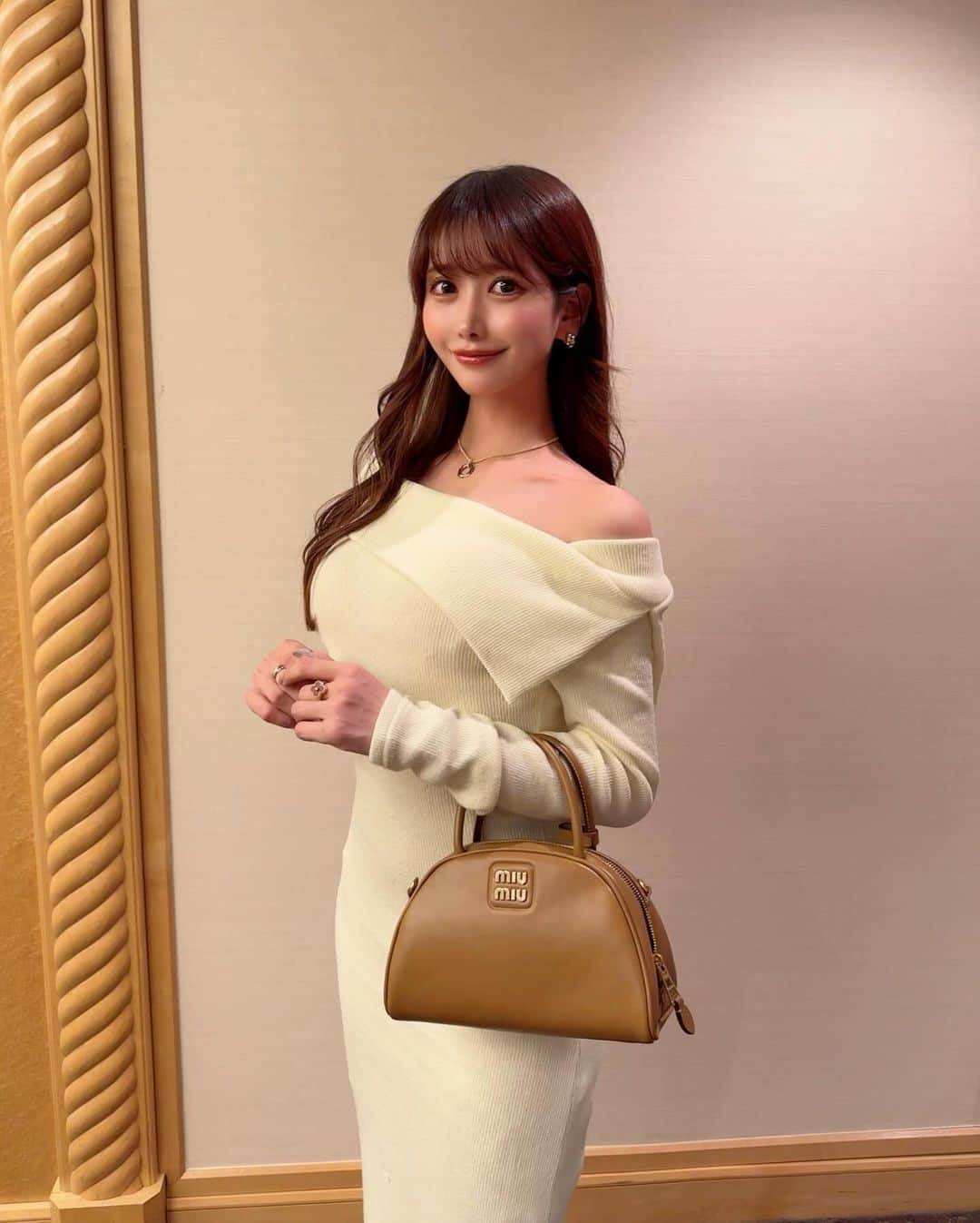 MAYUさんのインスタグラム写真 - (MAYUInstagram)「. 行ってみたかった jinen. へ🍽️ どれも美味しくて、店内の雰囲気も柔らかくて 居心地良かったな〜♡ 自然薯が入った蟹のリゾットはとっても美味しくて おかわりしちゃった😋 . 入口からアプローチの造りがとても素敵で食べる前からわくわく感が高まったよ☺️✨（6.7枚目） . お洋服は @maybins_japan 🤍 オフショルのお洋服だいすき！ . . #ootd#fashion#knit#knitdress#japan#jinen#maybins#miumiu#french#イノベーティブフレンチ#フレンチ#石かわグループ」12月8日 18時25分 - mayu.kina_golf