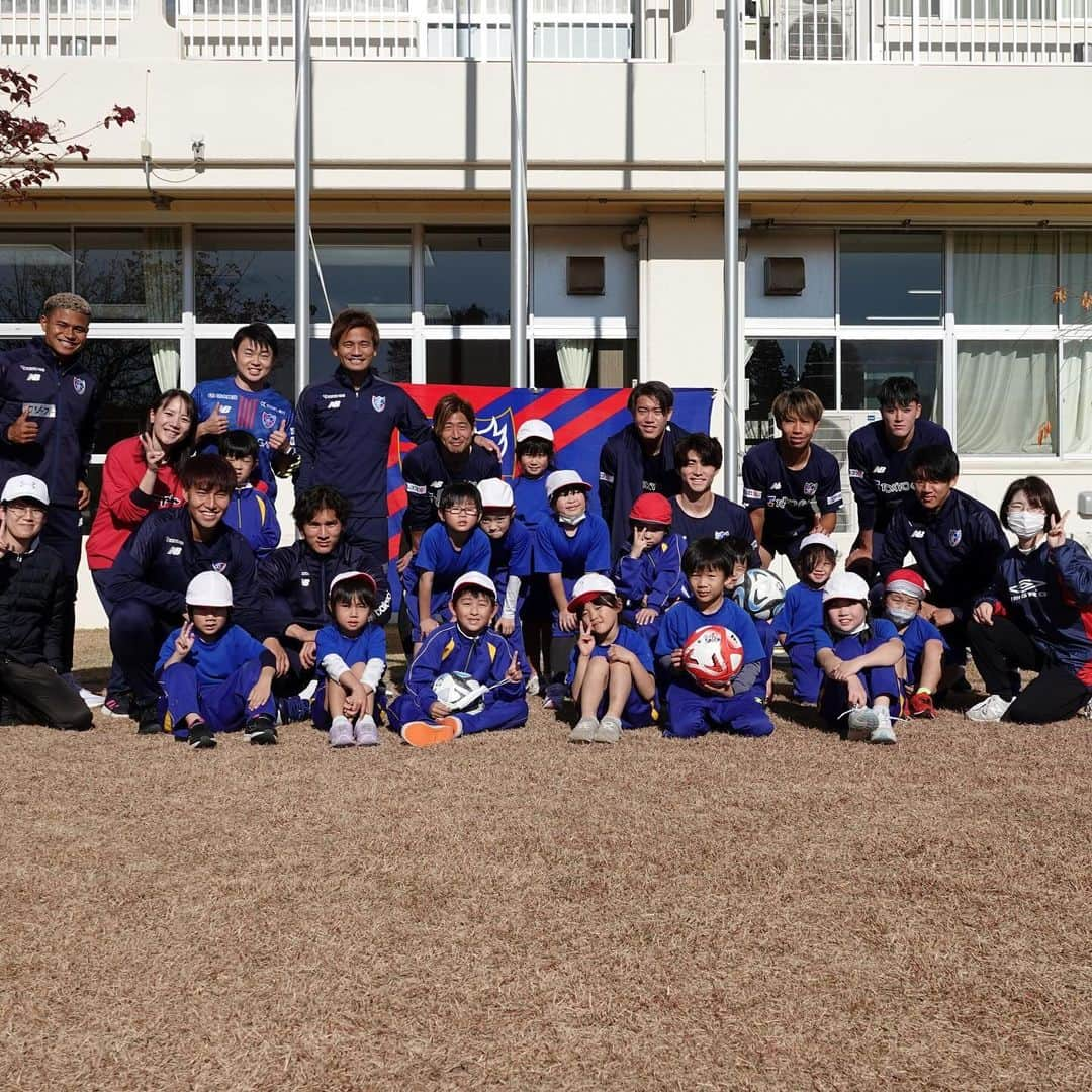 FC東京オフィシャルグッズさんのインスタグラム写真 - (FC東京オフィシャルグッズInstagram)「🔵🔴 FC東京選手会活動の一環として、福島県双葉郡富岡町立富岡小学校・中学校を昨年に続き訪問いたしました。  また今回は、このような復興支援を継続していくこと、震災の記憶を風化させないことという選手会の想いに共感いただき、福島県出身で2019年の復興支援活動時にも同校を訪問した元FC東京の #髙萩洋次郎 選手も今回一緒に参加いたしました。  今回の活動にご協力いただいたみなさま、DREAM福島のみなさま、Jヴィレッジのみなさま、本当にありがとうございました🔵🔴  #徳元悠平 #寺山翼 #熊田直紀 #土肥幹太 #俵積田晃太 #野澤大志ブランドン選手 #木村誠二 #荒井悠汰 #バングーナガンデ佳史扶 #白井康介  @fctokyoofficial  #がんばろう福島 #富岡は負けん #fc東京 #fctokyo #tokyo」12月8日 18時25分 - fctokyoofficial