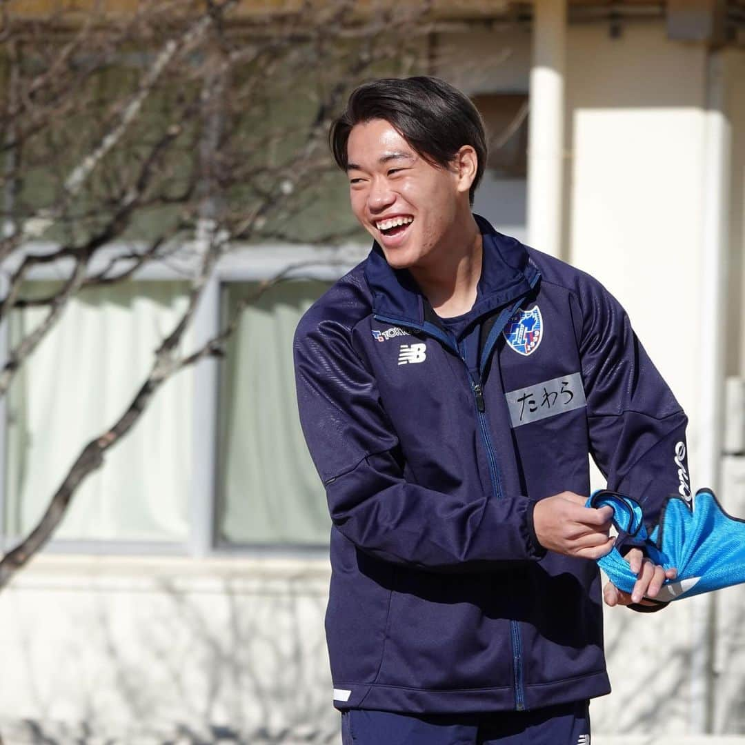 FC東京オフィシャルグッズさんのインスタグラム写真 - (FC東京オフィシャルグッズInstagram)「🔵🔴 FC東京選手会活動の一環として、福島県双葉郡富岡町立富岡小学校・中学校を昨年に続き訪問いたしました。  また今回は、このような復興支援を継続していくこと、震災の記憶を風化させないことという選手会の想いに共感いただき、福島県出身で2019年の復興支援活動時にも同校を訪問した元FC東京の #髙萩洋次郎 選手も今回一緒に参加いたしました。  今回の活動にご協力いただいたみなさま、DREAM福島のみなさま、Jヴィレッジのみなさま、本当にありがとうございました🔵🔴  #徳元悠平 #寺山翼 #熊田直紀 #土肥幹太 #俵積田晃太 #野澤大志ブランドン選手 #木村誠二 #荒井悠汰 #バングーナガンデ佳史扶 #白井康介  @fctokyoofficial  #がんばろう福島 #富岡は負けん #fc東京 #fctokyo #tokyo」12月8日 18時25分 - fctokyoofficial