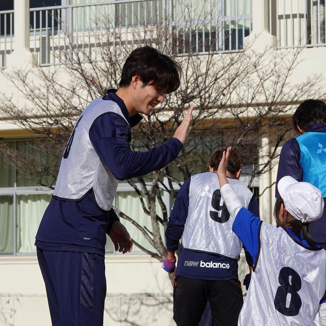 FC東京オフィシャルグッズのインスタグラム：「🔵🔴 FC東京選手会活動の一環として、福島県双葉郡富岡町立富岡小学校・中学校を昨年に続き訪問いたしました。  また今回は、このような復興支援を継続していくこと、震災の記憶を風化させないことという選手会の想いに共感いただき、福島県出身で2019年の復興支援活動時にも同校を訪問した元FC東京の #髙萩洋次郎 選手も今回一緒に参加いたしました。  今回の活動にご協力いただいたみなさま、DREAM福島のみなさま、Jヴィレッジのみなさま、本当にありがとうございました🔵🔴  #徳元悠平 #寺山翼 #熊田直紀 #土肥幹太 #俵積田晃太 #野澤大志ブランドン選手 #木村誠二 #荒井悠汰 #バングーナガンデ佳史扶 #白井康介  @fctokyoofficial  #がんばろう福島 #富岡は負けん #fc東京 #fctokyo #tokyo」