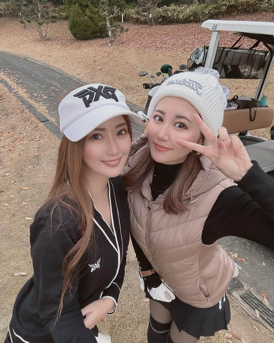 前田穂香のインスタグラム：「. . 12月コンペ⛳️💓 このメンバーで回るの定着してる🤣 安定に楽しすぎる！！笑 . ３ヶ月ぶりのゴルフやし練習全く行ってないし スコアはボロボロすぎでした🥹 . コンペの集合の挨拶遅刻するしグダグダやったけど🤣 前回引き続きブービー賞ゲット💓 今回は、お米6キロ❗️ありがたい🫶 . #コンペ #ゴルフ #ゴルフコンペ #ゴルフコンペ⛳️ #ゴルフ女子 #ゴルフウェア #ゴルフ場 #ゴルフスイング #ゴルフ初心者 #pxg #pxgapparel #pxggolf #golf #golfswing」