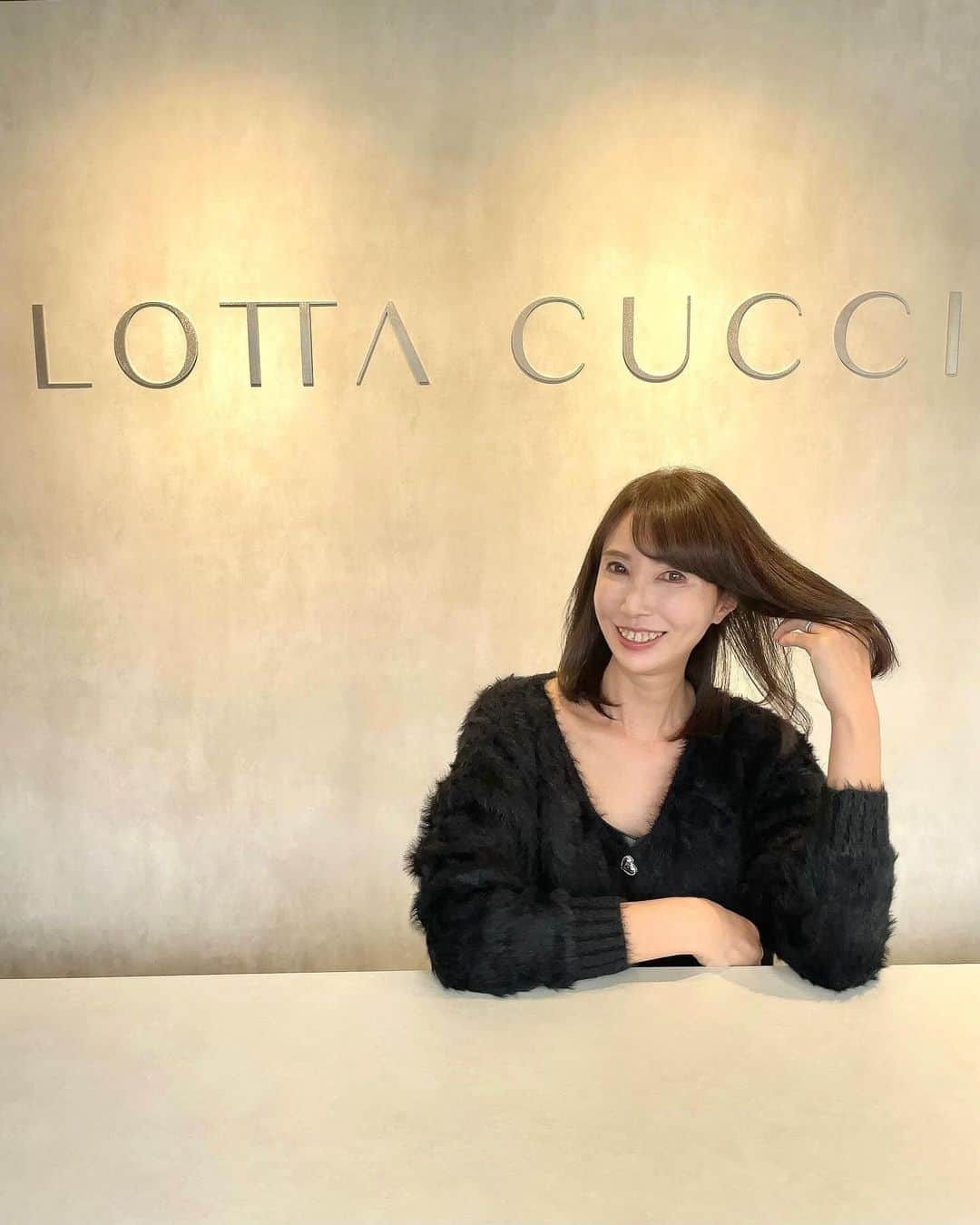 奈々さんのインスタグラム写真 - (奈々Instagram)「縮毛矯正が得意な美容院  [LOTTA CUCCI］ さんで 髪質改善、カラー、カットをお願いしました💖  年々髪の毛のお悩みが増えている😅  でも、髪の毛ツヤ、ボリューム、乾燥、 うねり、白髪などなどこたえてくださる 美容院✨  今回、髪質改善で髪の毛が艶々、サラサラに😊 でも、ボリューム感なくならないので スタイリングもしやすい👍  カラーも簡単にお伝えしたたげなのに 私好みに仕上げてくれました😍  カットも日頃の悩みや癖などを お伝えしてないのに、見抜いてくれて 自分でスタイリングしやすいように カットしてくれました😍💖  髪質改善は、 通うほどどんどんより艶々維持されていくとのことで また、来月伺う予定です😊  二瓶店長とツーショット あえて、二瓶店長が3枚目の写真がいいと言う事で（笑） @nihei.yu   この日、おしゃべりもとても楽しかったです😊  ありがとうございます🙋‍♀️  PR @lotta_cucci_omotesando   📍住所 東京都渋谷区神宮前3-18-15 神宮前テラスサイドビル1F  ニットは @shein_japan  @sheinofficial   無地柄 ボタンスルー ふわふわニット コート 商品ID: 25311530  【SHEIN 冬日感謝祭】　  試すたび、好きが見つかる❤️ 届くたび、好きが増えてく😊  割引クーポンコード：『EBSJP097』 お買い上げ金額1～5,999円まではセール価格より15%OFF😊 6,000円以上は20%OFF👍 利用期限：12月末日  #LOTTACUCCI #表参道美容院縮毛嬌正#青山美容院縮毛矯正#髪質改善#原宿美容院縮毛矯正#縮毛矯正專門#美髪縮毛嬌正#hairstraightening #rebondinghair #ミセスモデル#アラフィフモデル #サロンモデル #サロモ #美髪 #ツヤ髪 #サラサラヘアー #サラサラ髪 #カットモデル #ヘアカラー #ヘアカタ #ヘアカタログ #SHEINGoodFinds#SHEIN冬の感謝祭#SHEINforAll #loveshein #ad #saveinstyle  https://lotta-cucci.com」12月8日 18時26分 - nanafujn