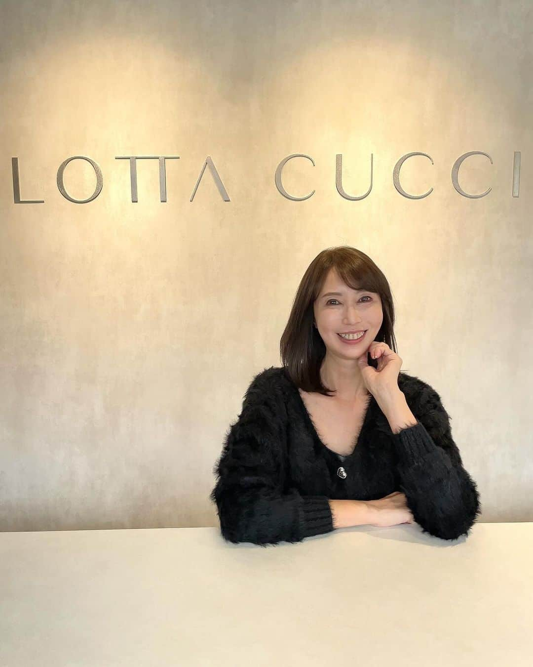 奈々さんのインスタグラム写真 - (奈々Instagram)「縮毛矯正が得意な美容院  [LOTTA CUCCI］ さんで 髪質改善、カラー、カットをお願いしました💖  年々髪の毛のお悩みが増えている😅  でも、髪の毛ツヤ、ボリューム、乾燥、 うねり、白髪などなどこたえてくださる 美容院✨  今回、髪質改善で髪の毛が艶々、サラサラに😊 でも、ボリューム感なくならないので スタイリングもしやすい👍  カラーも簡単にお伝えしたたげなのに 私好みに仕上げてくれました😍  カットも日頃の悩みや癖などを お伝えしてないのに、見抜いてくれて 自分でスタイリングしやすいように カットしてくれました😍💖  髪質改善は、 通うほどどんどんより艶々維持されていくとのことで また、来月伺う予定です😊  二瓶店長とツーショット あえて、二瓶店長が3枚目の写真がいいと言う事で（笑） @nihei.yu   この日、おしゃべりもとても楽しかったです😊  ありがとうございます🙋‍♀️  PR @lotta_cucci_omotesando   📍住所 東京都渋谷区神宮前3-18-15 神宮前テラスサイドビル1F  ニットは @shein_japan  @sheinofficial   無地柄 ボタンスルー ふわふわニット コート 商品ID: 25311530  【SHEIN 冬日感謝祭】　  試すたび、好きが見つかる❤️ 届くたび、好きが増えてく😊  割引クーポンコード：『EBSJP097』 お買い上げ金額1～5,999円まではセール価格より15%OFF😊 6,000円以上は20%OFF👍 利用期限：12月末日  #LOTTACUCCI #表参道美容院縮毛嬌正#青山美容院縮毛矯正#髪質改善#原宿美容院縮毛矯正#縮毛矯正專門#美髪縮毛嬌正#hairstraightening #rebondinghair #ミセスモデル#アラフィフモデル #サロンモデル #サロモ #美髪 #ツヤ髪 #サラサラヘアー #サラサラ髪 #カットモデル #ヘアカラー #ヘアカタ #ヘアカタログ #SHEINGoodFinds#SHEIN冬の感謝祭#SHEINforAll #loveshein #ad #saveinstyle  https://lotta-cucci.com」12月8日 18時26分 - nanafujn