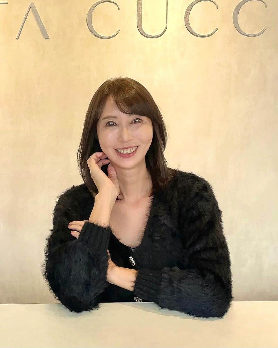 奈々のインスタグラム：「縮毛矯正が得意な美容院  [LOTTA CUCCI］ さんで 髪質改善、カラー、カットをお願いしました💖  年々髪の毛のお悩みが増えている😅  でも、髪の毛ツヤ、ボリューム、乾燥、 うねり、白髪などなどこたえてくださる 美容院✨  今回、髪質改善で髪の毛が艶々、サラサラに😊 でも、ボリューム感なくならないので スタイリングもしやすい👍  カラーも簡単にお伝えしたたげなのに 私好みに仕上げてくれました😍  カットも日頃の悩みや癖などを お伝えしてないのに、見抜いてくれて 自分でスタイリングしやすいように カットしてくれました😍💖  髪質改善は、 通うほどどんどんより艶々維持されていくとのことで また、来月伺う予定です😊  二瓶店長とツーショット あえて、二瓶店長が3枚目の写真がいいと言う事で（笑） @nihei.yu   この日、おしゃべりもとても楽しかったです😊  ありがとうございます🙋‍♀️  PR @lotta_cucci_omotesando   📍住所 東京都渋谷区神宮前3-18-15 神宮前テラスサイドビル1F  ニットは @shein_japan  @sheinofficial   無地柄 ボタンスルー ふわふわニット コート 商品ID: 25311530  【SHEIN 冬日感謝祭】　  試すたび、好きが見つかる❤️ 届くたび、好きが増えてく😊  割引クーポンコード：『EBSJP097』 お買い上げ金額1～5,999円まではセール価格より15%OFF😊 6,000円以上は20%OFF👍 利用期限：12月末日  #LOTTACUCCI #表参道美容院縮毛嬌正#青山美容院縮毛矯正#髪質改善#原宿美容院縮毛矯正#縮毛矯正專門#美髪縮毛嬌正#hairstraightening #rebondinghair #ミセスモデル#アラフィフモデル #サロンモデル #サロモ #美髪 #ツヤ髪 #サラサラヘアー #サラサラ髪 #カットモデル #ヘアカラー #ヘアカタ #ヘアカタログ #SHEINGoodFinds#SHEIN冬の感謝祭#SHEINforAll #loveshein #ad #saveinstyle  https://lotta-cucci.com」