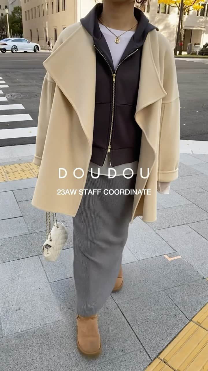 ドゥドゥのインスタグラム：「【保存してお買い物の参考に🍂】  STAFF:honoka 166cm 骨格ナチュラル  新作のパーカーとハンドメイドミドル丈コートの相性が抜群。 ダンボールパーカーは、着心地が良く着回し力も高い一枚です。 イエロー×グレーの色合わせでお洒落見え◎  コート:ハンドメイドミドル丈コート パーカー:ダンボールパーカー インナー:袖裾シアーTEE スカート:リブニットタイトスカート アクセ:チェーンサスペンダー バッグ:レザーチェーンポシェット ブーツ:スタッフ私物  他のスタッフも日々コーディネートを更新しておりますので ぜひ @doudou_pr リンク先のコーディネートからご覧くださいませ。 . . . . . #パーカー#レイヤード#レイヤードコーデ #DOUDOU#ドゥドゥ#ドゥドゥ_コーデ #palcloset #パルクロ #パルクローゼット #チェーンバッグ #小さめバッグ #大人女子 #大人女子コーデ #大人カジュアルコーデ #トレンドコーデ #冬服 #冬服コーデ #ゆるコーデ #綺麗目カジュアル #高見え #高見えコーデ #ロンT#リブニット #ニットスカート#お団子ヘア #骨格ナチュラル #骨格ナチュラルコーデ #コート#アウター#カラーコーデ」