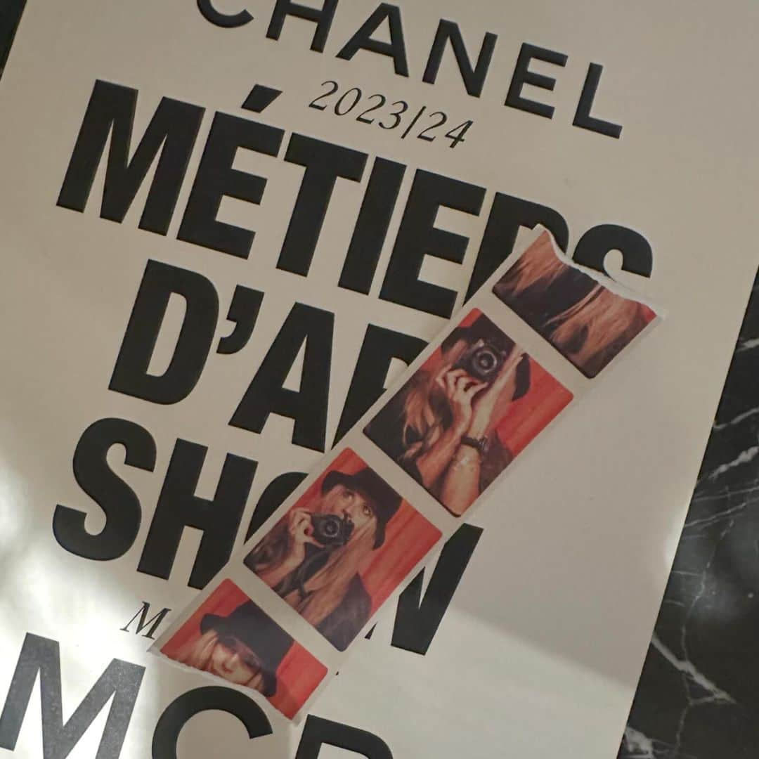 ローラ・ベイリーさんのインスタグラム写真 - (ローラ・ベイリーInstagram)「Thank you Manchester! Indie / rock / punk /  psych ..  (- > 7)  Big love & congrats to @virginieviard & the CHANEL dream team.  But mostly- ❤️ to the people of this brilliant vibrant creative city.  The chat, the tunes, the warmth, the wit, the poetry.  Will write it all down.  #chanelmetiersdart  #ChanelInManchester  In collaboration with CHANEL.   P.S John Cooper Clarke! Primal Scream!  #CHANEL」12月8日 18時28分 - laurabaileylondon