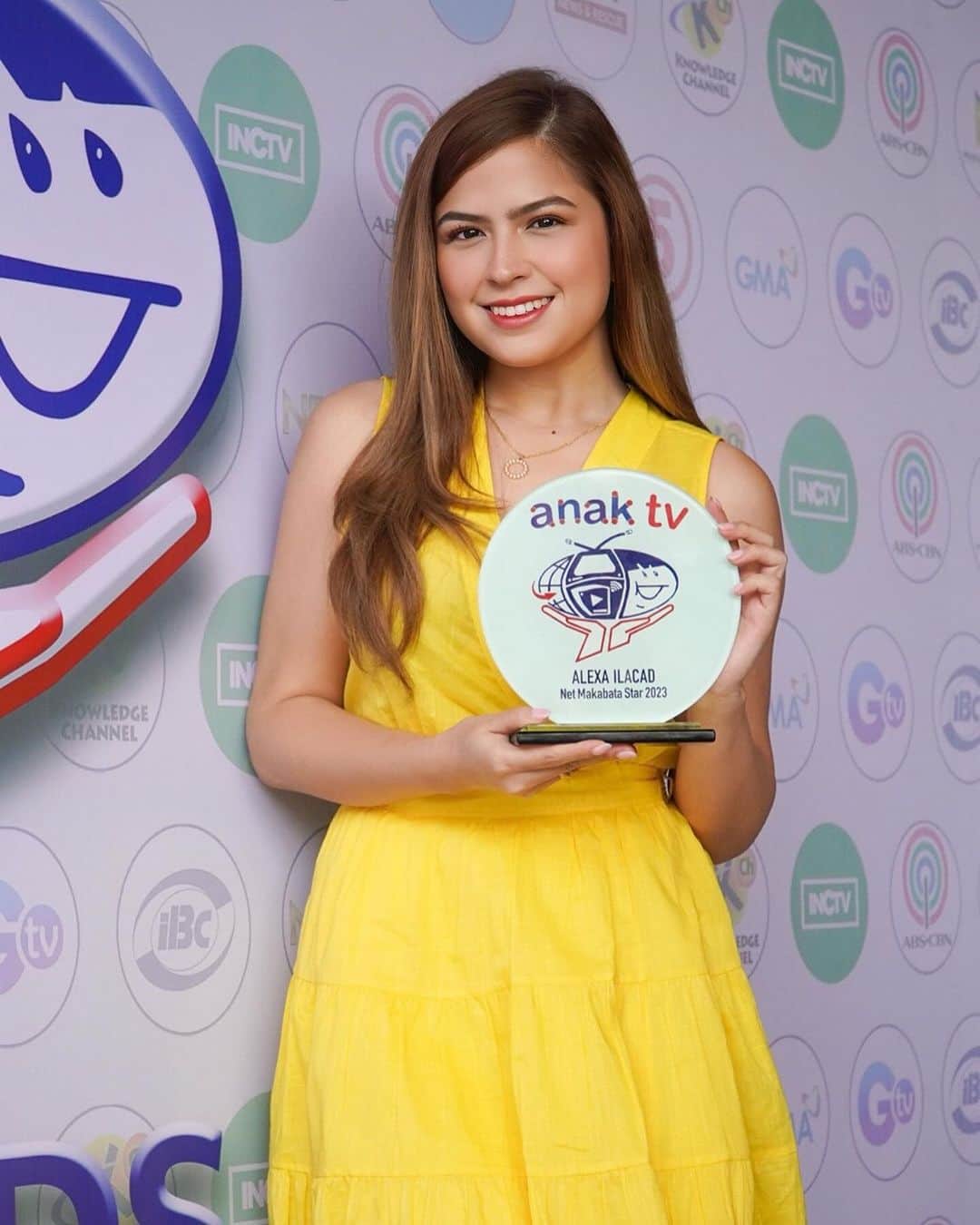 Alexa Ilacadのインスタグラム：「Thank you, AnakTV awards, and to the jurors who voted for me as Net Makabata Star 2023. 🥰 To be awarded as an online role model is such a responsibility & privilege because it means my influence may not only affect a limited number of people, but could be global as well. As a celebrity in the digital age, I do my best to post content that will have a positive effect on people while remaining authentic. 🤍 Thank you to everyone who trusts and believes in me. I will always do my best to be deserving of your support. 🤗 #anaktv」