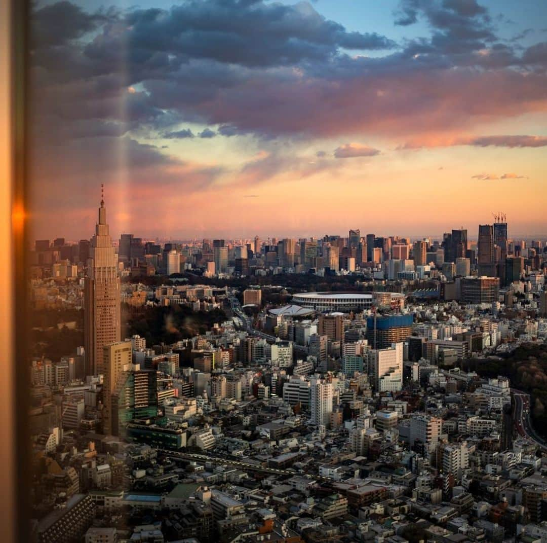 Park Hyatt Tokyo / パーク ハイアット東京さんのインスタグラム写真 - (Park Hyatt Tokyo / パーク ハイアット東京Instagram)「Wishing you a wonderful weekend!  Share your own images with us by tagging @parkhyatttokyo ————————————————————— #ParkHyattTokyo #ParkHyatt #Hyatt #luxuryispersonal #discovertokyo #hotelstay #viewfromparkhyatttokyo #wintersky #パークハイット  @shumpeiohsugi_photographer」12月8日 18時30分 - parkhyatttokyo