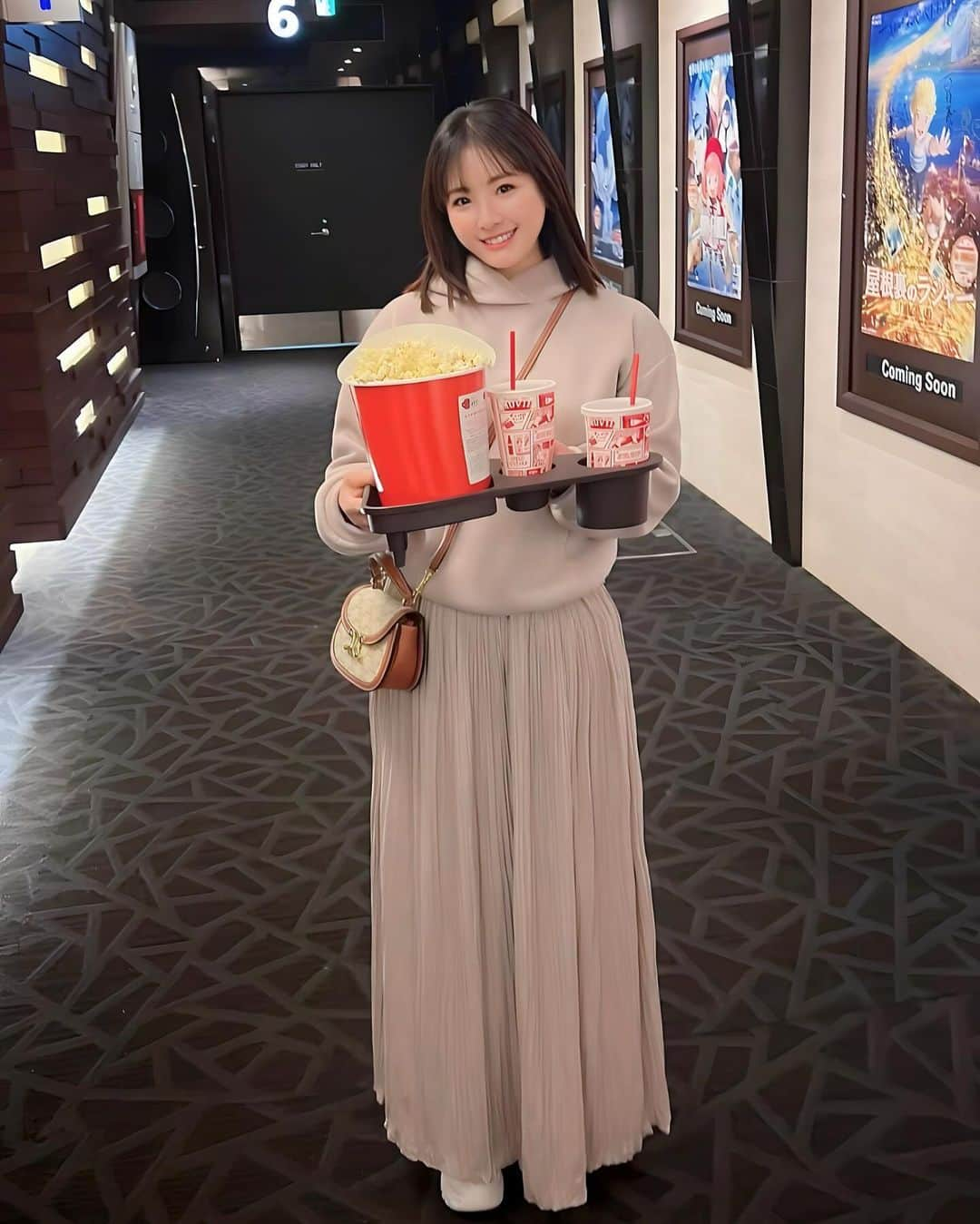 江頭ひなたのインスタグラム：「I went to see a movie  気付けばコロナ後から映画館に1回も行っていなかった私。 ネトフリばかり見ていたので、久しぶりの映画館😊 ポップコーン買っちゃうよね🍿  黒柳徹子さんのアニメ「窓際のトットちゃん」観てきました。 どの世代の人にも刺さると思うけど、特にお子さんがいる人とか観たら良いかも！ 絵も可愛かったし楽しかったしウルウルしました🥹 思わず帰りにボールペンを購入😊可愛い〜💕  それにしても、12月なのに暑くないかい？  #黒柳徹子 #窓際のトットちゃん #トットちゃん #映画鑑賞 #映画記録」