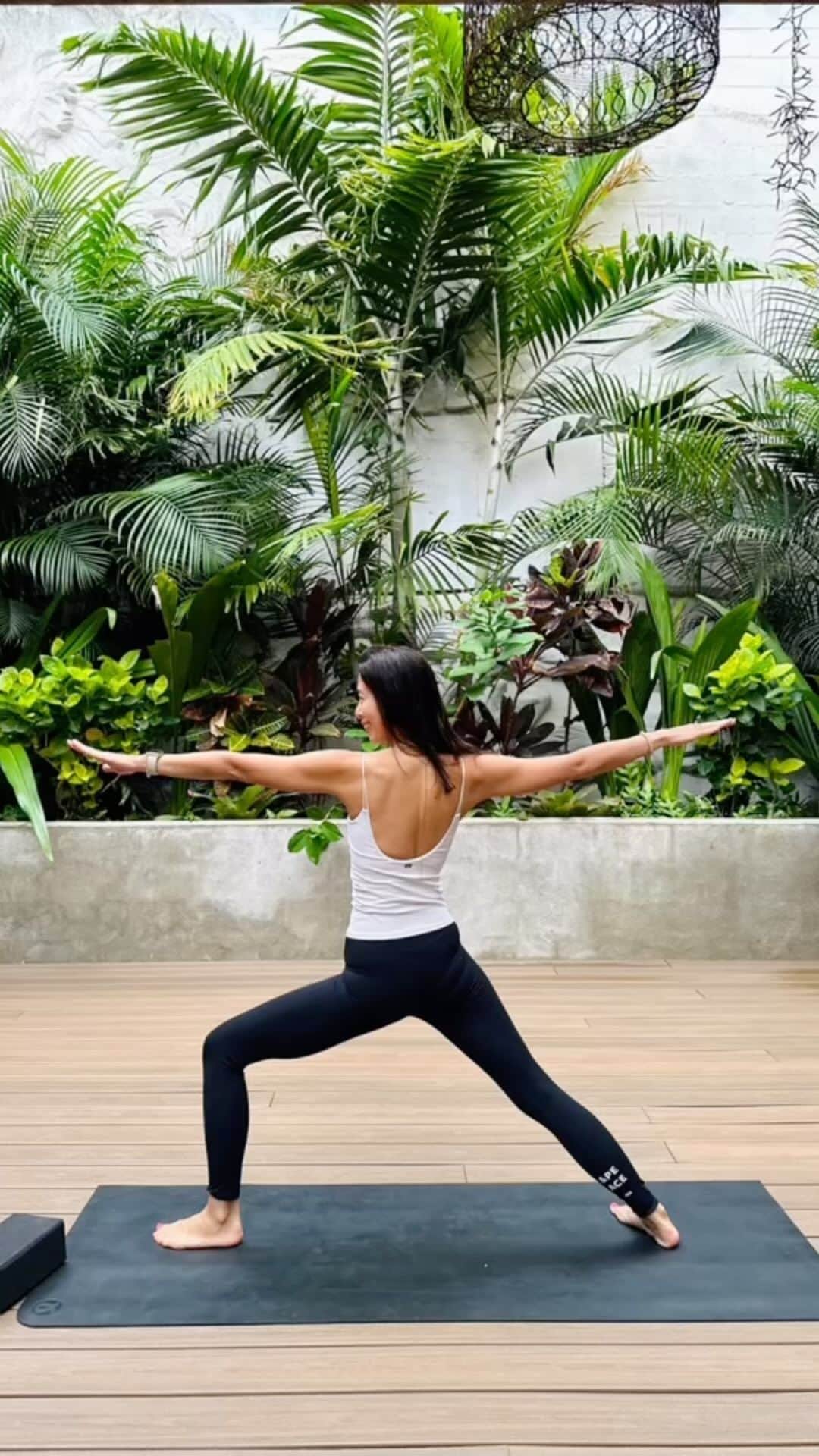 野沢和香のインスタグラム：「お友達に教えてもらったカイムキにあるスタジオ　@yogaunderthepalms 🌴 オープンエアーでそよ風を感じながら🌴植物の下でヨガできる😍何て気持ちの良いスタジオなんだ✨ 小さなcafeもあったりヨガwearやかわいい雑貨も置いてあった☺️」