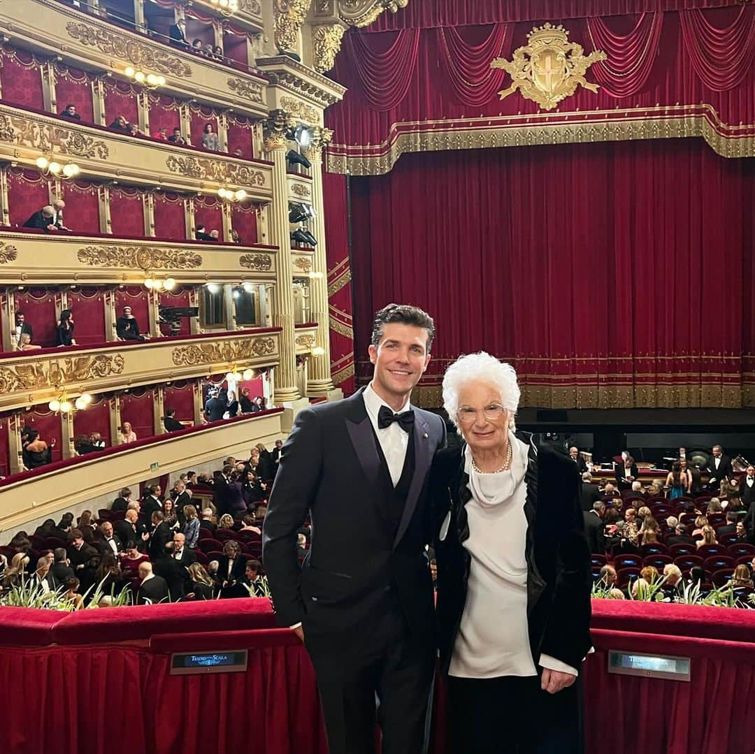 ロベルト・ボッレさんのインスタグラム写真 - (ロベルト・ボッレInstagram)「Orgoglio italiano.  Grazie Liliana Segre ❤️  #openingnight #doncarlo #teatroallascala #lilianasegre」12月8日 18時41分 - robertobolle