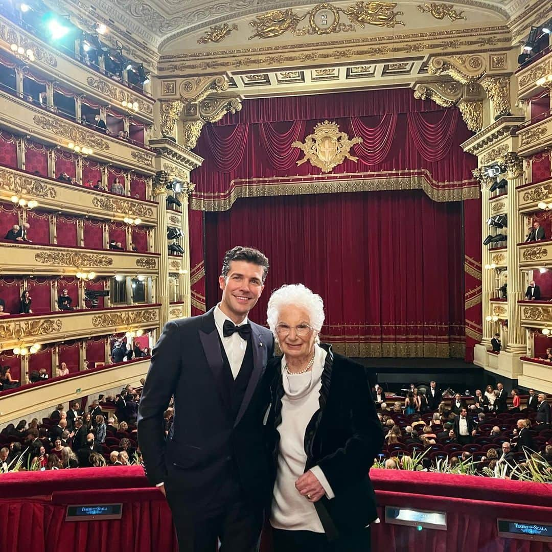 ロベルト・ボッレのインスタグラム：「Orgoglio italiano.  Grazie Liliana Segre ❤️  #openingnight #doncarlo #teatroallascala #lilianasegre」