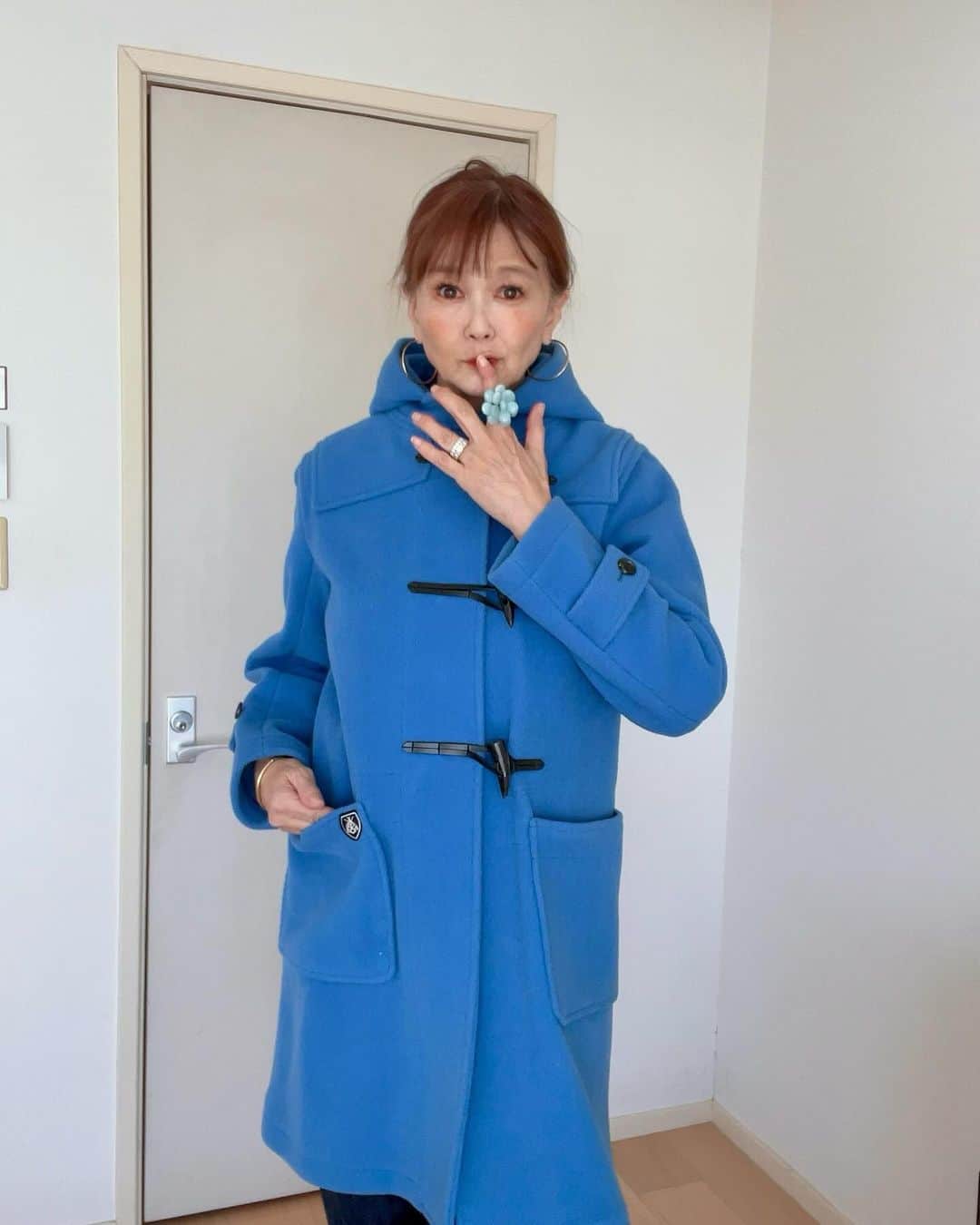 高見恭子さんのインスタグラム写真 - (高見恭子Instagram)「手放そう、その手に希望が握手できるように。  #fashion #fashionphoto #fashionlover  #blue #bluecoat#dufflecoat #duffle  #coatlover  #lifeisbeautiful」12月8日 18時41分 - takami_kyoko
