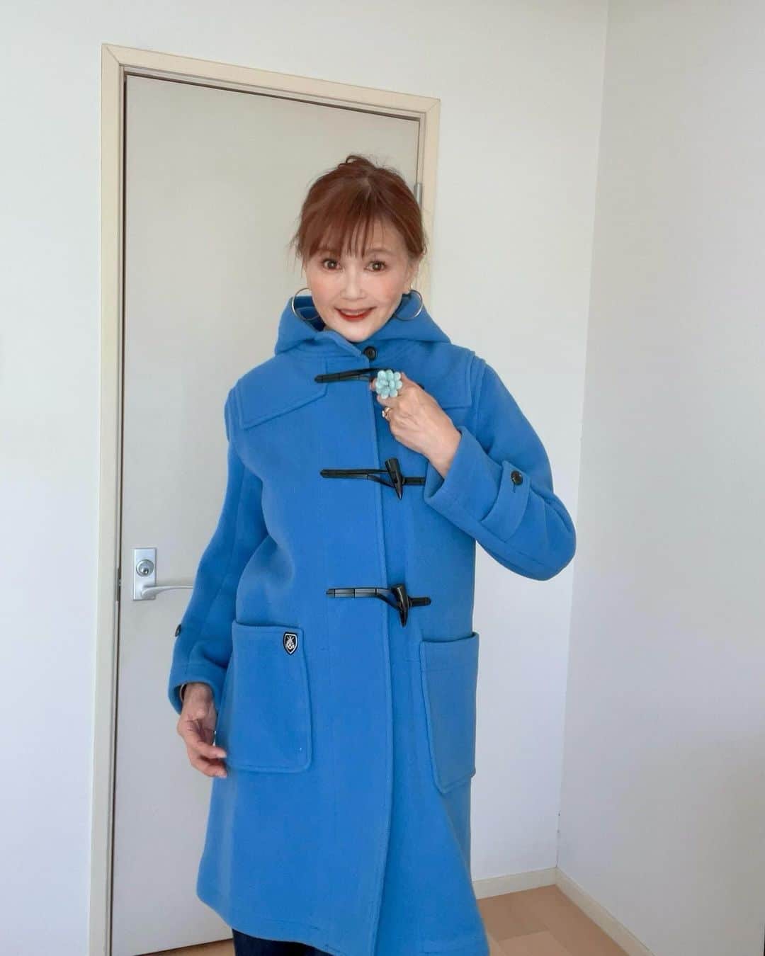 高見恭子のインスタグラム：「手放そう、その手に希望が握手できるように。  #fashion #fashionphoto #fashionlover  #blue #bluecoat#dufflecoat #duffle  #coatlover  #lifeisbeautiful」