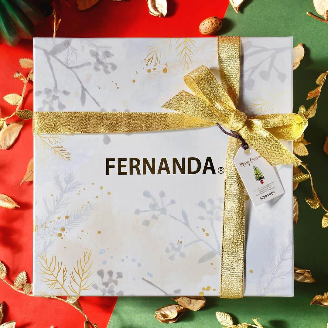 FERNANDAのインスタグラム：「▶︎ℍ𝕒𝕡𝕡𝕪 ℍ𝕠𝕝𝕚𝕕𝕒𝕪𝟚𝟘𝟚𝟛  現在、フェルナンダ直営店舗、公式オンラインストアにてホリデー限定パッケージのギフトボックスが 好評販売中🎁♡  人気No. 1マリアリゲルの香りのホリデー限定パッケージのオードパルファムやフレグランスプレミアムハンドクリームも好評販売中です✨  クリスマスプレゼントにフェルナンダの香りを 贈りませんか🎅🏻❄️  #FERNANDA#フェルナンダ#サスティナブル #fragrance #フレグランス #ギフトボックス #ハンドクリーム #クリスマスギフト#ホリデーギフト#限定ギフト#christmaseve  #christmas」