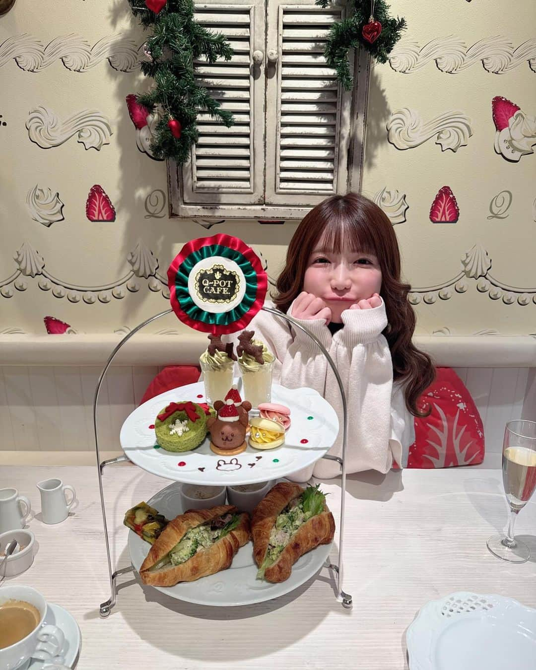 もえのあずきのインスタグラム：「さきぴょんとクリスマスアフヌンデートしたよ🐰🐰 #もえあず#アフタヌーンティー」