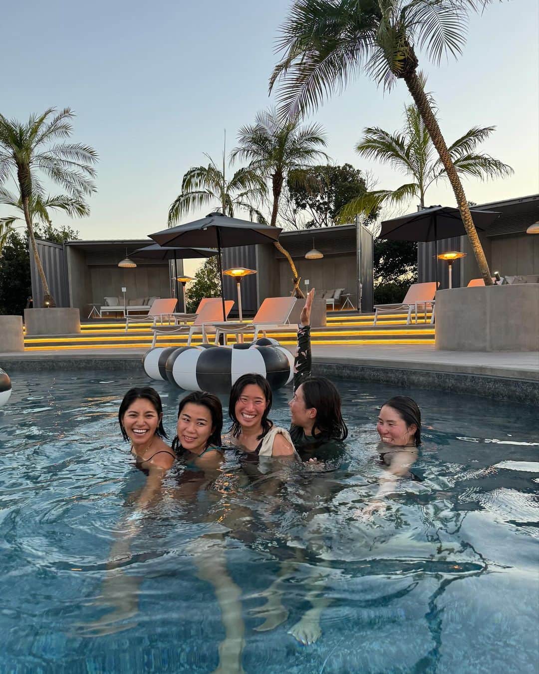 清宮佑美さんのインスタグラム写真 - (清宮佑美Instagram)「Best pool ever!! @botanicalpoolclub 🛟 日本でこんなに大人が楽しめるPOOLリゾート他にないと思う🫢😤🩷💜 冬でも温泉のような温度のHOT POOLで遊べたり 水着にガウンを羽織ってプールサイドバーでお酒が飲めたり 心地良い音楽が常に流れていて 日本に居ることを忘れさせてくれる😍🌴🔥 「あれ？ここ真冬の日本だよね？」ってなる😂 プール→サウナ→プールサイドで外気浴。 一生ループ出来る🔁😍 プールサイドのsweat boxからはボタニカルと夕陽が眺められて 館内にあるsweat  lodgeには 映える合わせ鏡と珍しいボタニカルアートが描かれた特徴的 なサウナが楽しめます🎨 なんと！プロサウナーが選ぶサウナシュラン2023の11施設にもノミネートされています！✨🧖🏽‍♀️🧖🏾‍♂️ @saunachelin_official  今回は私の運営するコミュニティメンバー7人でstayしてきたけど グループstayがめちゃくちゃ楽しくてハマりそう🤣🤣 また すぐにでも企画しようと思います😚 SELSEAみんなで貸切とかしたい😂🙌🏾  ちなみにBPCはお子様連れ、ワンちゃん連れ、タトゥーもokで色んな方に楽しんで貰えます☺️🫶🏽  #botanicalpoolclub #BPC #サウナシュラン2023 #SELSEA #SELSEAFRIENDS #真冬にプール #圧倒的体験型ホテル #ボタニカルプールクラブ #サウナ #プール」12月8日 18時34分 - yuumi_seimiya