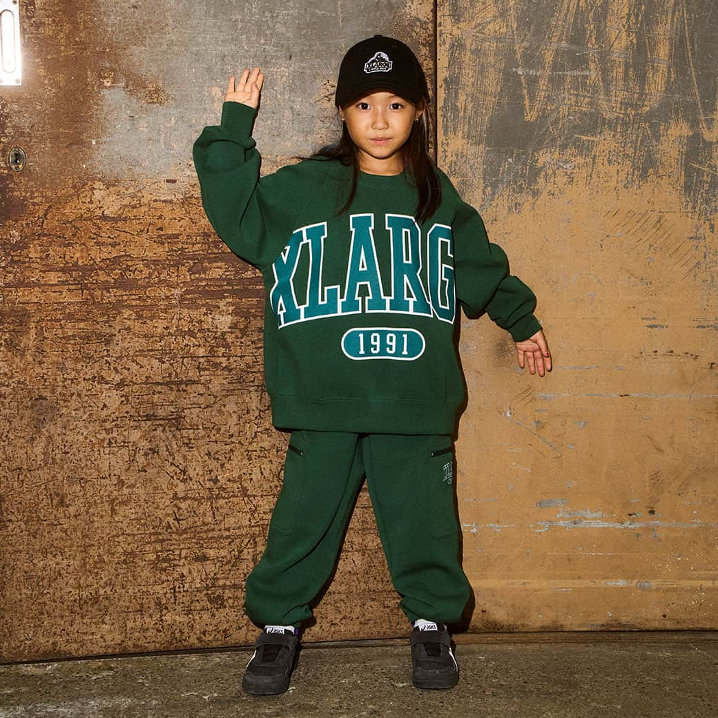 X-girl Stages Officialのインスタグラム：「⭐️XLARGE KIDS(エクストララージ キッズ)⭐️ ⁡　 　 大胆なビッグロゴがインパクト抜群のトレーナーは、身頃にも袖にもおしゃれなグラフィックをほどこし、１枚でサマになるデザイン！ ラグランスリーブで腕の上げ下げがしやすく、動きやすいのも特徴です。ロングパンツと合わせてセットアップとしての着用もおすすめです。 　 　 ☑︎ビッグロゴトレーナー 商品番号：9434205 ￥7,590 (税込) 　 ☑︎サイドポケットロングパンツ 商品番号：9434104 ￥8,030 (税込) 　 　 ••••••••••••••••••••••• ⁡　 💻📱公式オンラインSHOP NARUMIYA ONLINE 冬の新作アイテム続々入荷中✨ ⁡　 Instagramプロフィール↑↑↑URL🛍 または「ナルミヤオンライン」で検索して下さい🔍 @narumiyaonline_official ⁡　 •••••••••••••••••••••••• ⁡　  #エクストララージキッズ #XLARGEKIDS #エクストララージ #XLARGE #ナルミヤオンライン #kidsfashion #kids #キッズ #キッズファッション #セットアップ #トレーナー #ストリートコーデ #kidswear #instatoddler #冬服 #キッズモデル #子供服 #子供服通販 #narumiyaonline #男の子コーデ #男の子ママ #kidsfashion #ogゴリラ」