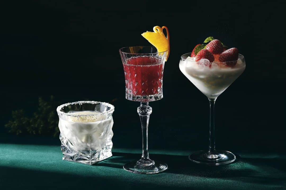 THE WESTIN TOKYO | ウェスティンホテル東京さんのインスタグラム写真 - (THE WESTIN TOKYO | ウェスティンホテル東京Instagram)「ホテル全館の華やかな装飾とともに、心躍るクリスマスをお祝いします🎄   ロビーに設置した5メートルの周りに広がる小さな街並みにミニアチュアの汽車が走るおとぎ話のような世界観を演出しました。 レストランやバーでは、シェフの繊細な技とクリスマスらしいアレンジが光るブッフェやディナーコース、カクテルなどを種類豊富にご用意いたします。  2023の新作濃厚ながら軽やかさを感じる「クリスマステリーヌ コレクション」や、オリジナルレシピの伝統的焼き菓子など、エグゼクティブペストリーシェフのこだわりのクリスマスアイテムを数量限定でオンラインにてご購入いただけます。   スパでは、この時期だけのブレンドオイルとキャンドルオイルを使用したトリートメントで、心身ともにリラックスして一年間の疲れをリセットいただけます。   詳細はプロフィールのリンクより🔗   Share the most beautiful time of the year with us and those dear to you🎄   Our lobby, elegantly decorated with a miniature snowy townscape with its own steam train, adds the perfect Christmas touch like something out of a fairy tale. Enjoy this beautiful scenery alongside our Christmas buffet and a variety of dinner courses and cocktails we have prepared for you.   Treat yourself to our selection of traditional baked goods as well as other irresistible Christmas cake line-up including the new 2023 “Christmas Terrine Collection” or takeout items.   What's more, get rid of this year’s fatigue with treatments using blended and candle oils at our spa. Join us and enjoy the warmth of the Holiday season.   For more details please visit our bio link🔗   #ウェスティンホテル東京 #ウェスティンホテル #ウェスティン #ホテル #日本 #東京 #汽車 #クリスマスツリー #クリスマス #ケーキ #クリスマススペシャルメニュー #カクテル #ブッフェ #オリジナルレシピ #恵比寿 #WestinTokyo #westinhotel #Christmas #Christmastree #Cocktails #christmasspecialmenu #Cake #buffet #dinnercourse #spa #bakery #Holidayseason #Terrine #pastry」12月8日 18時37分 - westintokyo