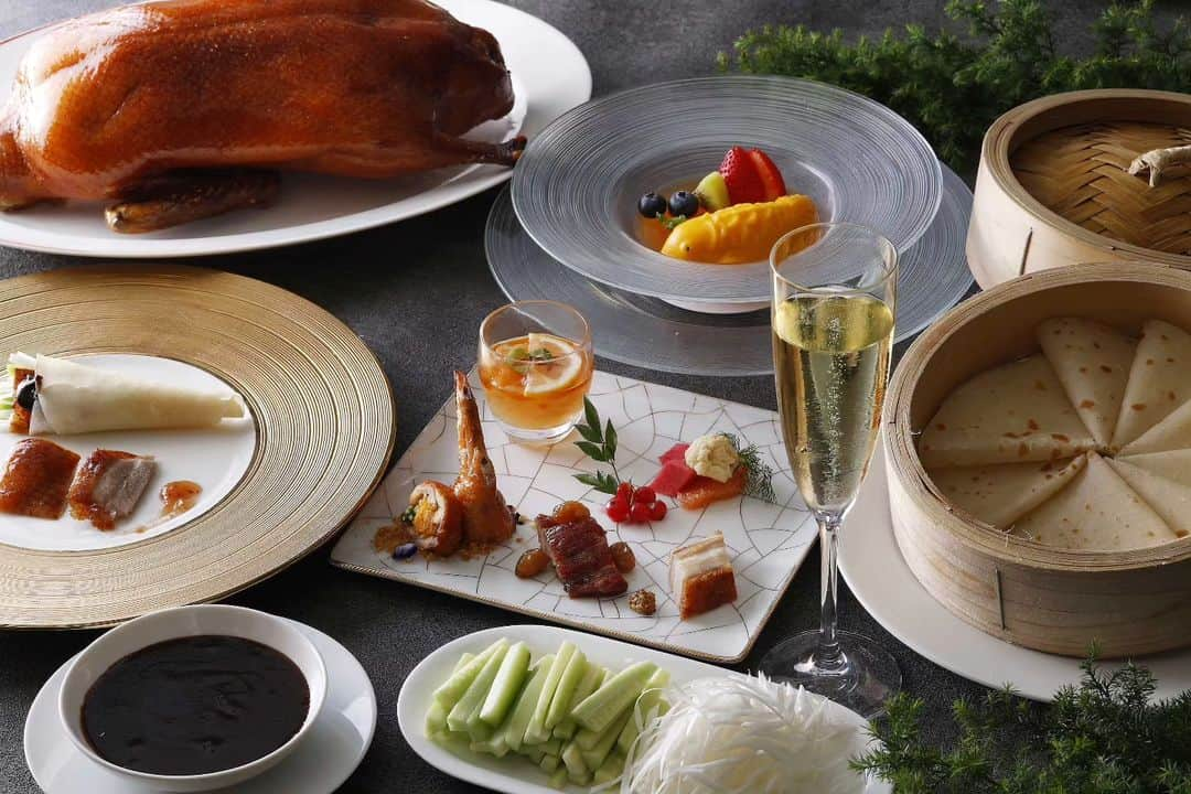 THE WESTIN TOKYO | ウェスティンホテル東京さんのインスタグラム写真 - (THE WESTIN TOKYO | ウェスティンホテル東京Instagram)「ホテル全館の華やかな装飾とともに、心躍るクリスマスをお祝いします🎄   ロビーに設置した5メートルの周りに広がる小さな街並みにミニアチュアの汽車が走るおとぎ話のような世界観を演出しました。 レストランやバーでは、シェフの繊細な技とクリスマスらしいアレンジが光るブッフェやディナーコース、カクテルなどを種類豊富にご用意いたします。  2023の新作濃厚ながら軽やかさを感じる「クリスマステリーヌ コレクション」や、オリジナルレシピの伝統的焼き菓子など、エグゼクティブペストリーシェフのこだわりのクリスマスアイテムを数量限定でオンラインにてご購入いただけます。   スパでは、この時期だけのブレンドオイルとキャンドルオイルを使用したトリートメントで、心身ともにリラックスして一年間の疲れをリセットいただけます。   詳細はプロフィールのリンクより🔗   Share the most beautiful time of the year with us and those dear to you🎄   Our lobby, elegantly decorated with a miniature snowy townscape with its own steam train, adds the perfect Christmas touch like something out of a fairy tale. Enjoy this beautiful scenery alongside our Christmas buffet and a variety of dinner courses and cocktails we have prepared for you.   Treat yourself to our selection of traditional baked goods as well as other irresistible Christmas cake line-up including the new 2023 “Christmas Terrine Collection” or takeout items.   What's more, get rid of this year’s fatigue with treatments using blended and candle oils at our spa. Join us and enjoy the warmth of the Holiday season.   For more details please visit our bio link🔗   #ウェスティンホテル東京 #ウェスティンホテル #ウェスティン #ホテル #日本 #東京 #汽車 #クリスマスツリー #クリスマス #ケーキ #クリスマススペシャルメニュー #カクテル #ブッフェ #オリジナルレシピ #恵比寿 #WestinTokyo #westinhotel #Christmas #Christmastree #Cocktails #christmasspecialmenu #Cake #buffet #dinnercourse #spa #bakery #Holidayseason #Terrine #pastry」12月8日 18時37分 - westintokyo