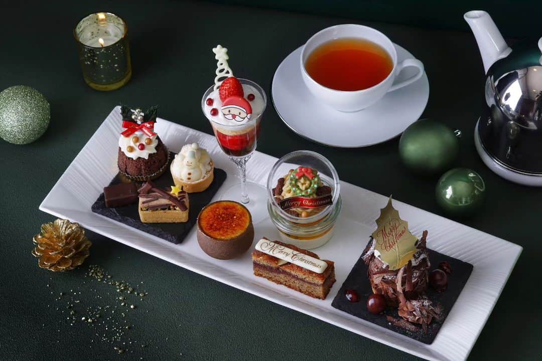 THE WESTIN TOKYO | ウェスティンホテル東京さんのインスタグラム写真 - (THE WESTIN TOKYO | ウェスティンホテル東京Instagram)「ホテル全館の華やかな装飾とともに、心躍るクリスマスをお祝いします🎄   ロビーに設置した5メートルの周りに広がる小さな街並みにミニアチュアの汽車が走るおとぎ話のような世界観を演出しました。 レストランやバーでは、シェフの繊細な技とクリスマスらしいアレンジが光るブッフェやディナーコース、カクテルなどを種類豊富にご用意いたします。  2023の新作濃厚ながら軽やかさを感じる「クリスマステリーヌ コレクション」や、オリジナルレシピの伝統的焼き菓子など、エグゼクティブペストリーシェフのこだわりのクリスマスアイテムを数量限定でオンラインにてご購入いただけます。   スパでは、この時期だけのブレンドオイルとキャンドルオイルを使用したトリートメントで、心身ともにリラックスして一年間の疲れをリセットいただけます。   詳細はプロフィールのリンクより🔗   Share the most beautiful time of the year with us and those dear to you🎄   Our lobby, elegantly decorated with a miniature snowy townscape with its own steam train, adds the perfect Christmas touch like something out of a fairy tale. Enjoy this beautiful scenery alongside our Christmas buffet and a variety of dinner courses and cocktails we have prepared for you.   Treat yourself to our selection of traditional baked goods as well as other irresistible Christmas cake line-up including the new 2023 “Christmas Terrine Collection” or takeout items.   What's more, get rid of this year’s fatigue with treatments using blended and candle oils at our spa. Join us and enjoy the warmth of the Holiday season.   For more details please visit our bio link🔗   #ウェスティンホテル東京 #ウェスティンホテル #ウェスティン #ホテル #日本 #東京 #汽車 #クリスマスツリー #クリスマス #ケーキ #クリスマススペシャルメニュー #カクテル #ブッフェ #オリジナルレシピ #恵比寿 #WestinTokyo #westinhotel #Christmas #Christmastree #Cocktails #christmasspecialmenu #Cake #buffet #dinnercourse #spa #bakery #Holidayseason #Terrine #pastry」12月8日 18時37分 - westintokyo