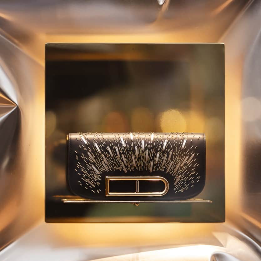 デルボーのインスタグラム：「D-19 before Christmas.  Light up the night. Designed to match the mood of the festive season. The Lingot Clutch Firework defines the Delvaux’s exceptional savoir faire with its artful sequined and glass beaded embroidered applied in a sophisticated starburst pattern. Behold the mastery of hand embroidery up close in our boutiques.   #delvaux」