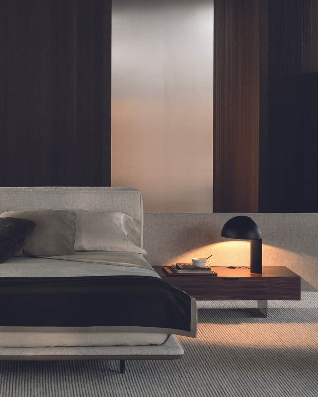 Minotti Londonさんのインスタグラム写真 - (Minotti LondonInstagram)「Horizonte Bed is the natural evolution for the night area of the Horizonte modular seating system.  Designed by @mkogan27 / @studiomk27, it is characterised by the rigorous and light horizontal line that inspires the design of the entire system.  Tap the link in our bio to discover the Horizonte bed.  #horizonte #minotti #minottilondon #marciokogan #studiomk27 #interiordesign #design #luxuryfurniture #madeinitaly #italianstyle #italianfurniture」12月8日 18時39分 - minottilondon