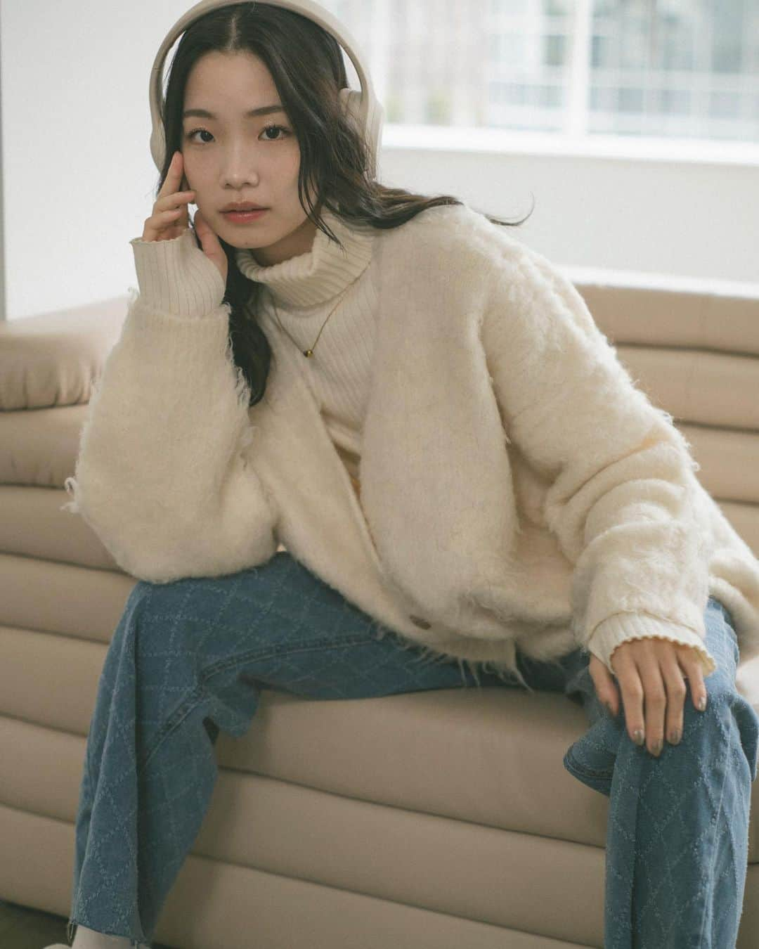 Vannie Officialさんのインスタグラム写真 - (Vannie OfficialInstagram)「23 WINTER COLLECTION.  ︎︎  finger turtle knit ivory / black / brown / beige / purple / red / gray ¥2,970(tax in)  ︎︎ mix shaggy over cardigan ivory / yellow / gray / blue ¥5,390(tax in)  ︎︎  check damage denim lightblue / blue ¥5,170(tax in)  ︎︎  carry on travel boston bag black / ivory / brown ¥5,940(tax in)  ︎︎ #vannie_u #ヴァニーユー」12月8日 18時49分 - vannie__u