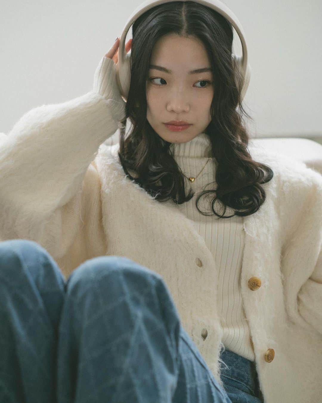 Vannie Officialのインスタグラム：「23 WINTER COLLECTION.  ︎︎  finger turtle knit ivory / black / brown / beige / purple / red / gray ¥2,970(tax in)  ︎︎ mix shaggy over cardigan ivory / yellow / gray / blue ¥5,390(tax in)  ︎︎  check damage denim lightblue / blue ¥5,170(tax in)  ︎︎  carry on travel boston bag black / ivory / brown ¥5,940(tax in)  ︎︎ #vannie_u #ヴァニーユー」
