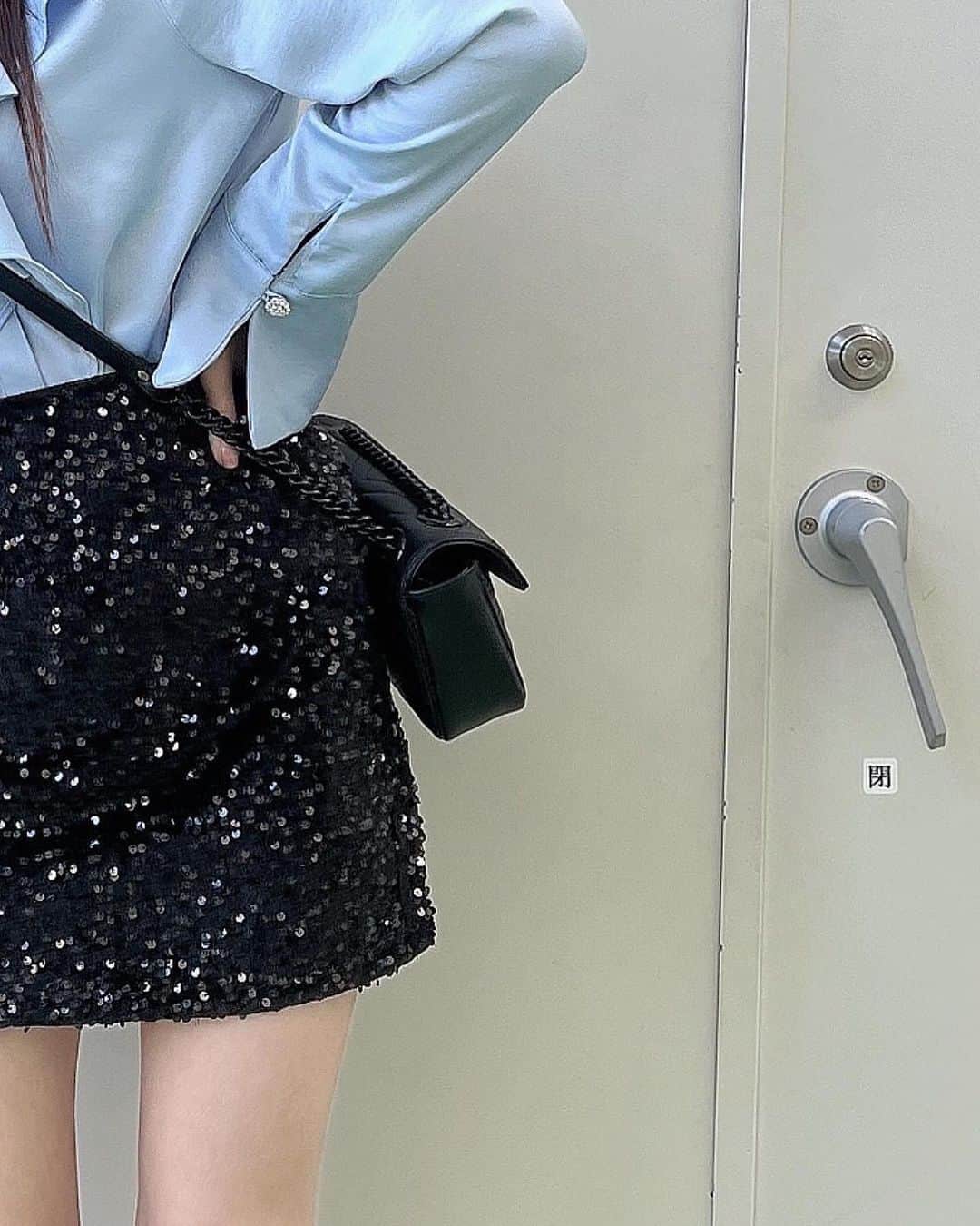 吉澤悠華のインスタグラム：「スパンコールスカート 🪩❤︎ （浮腫やばい）」