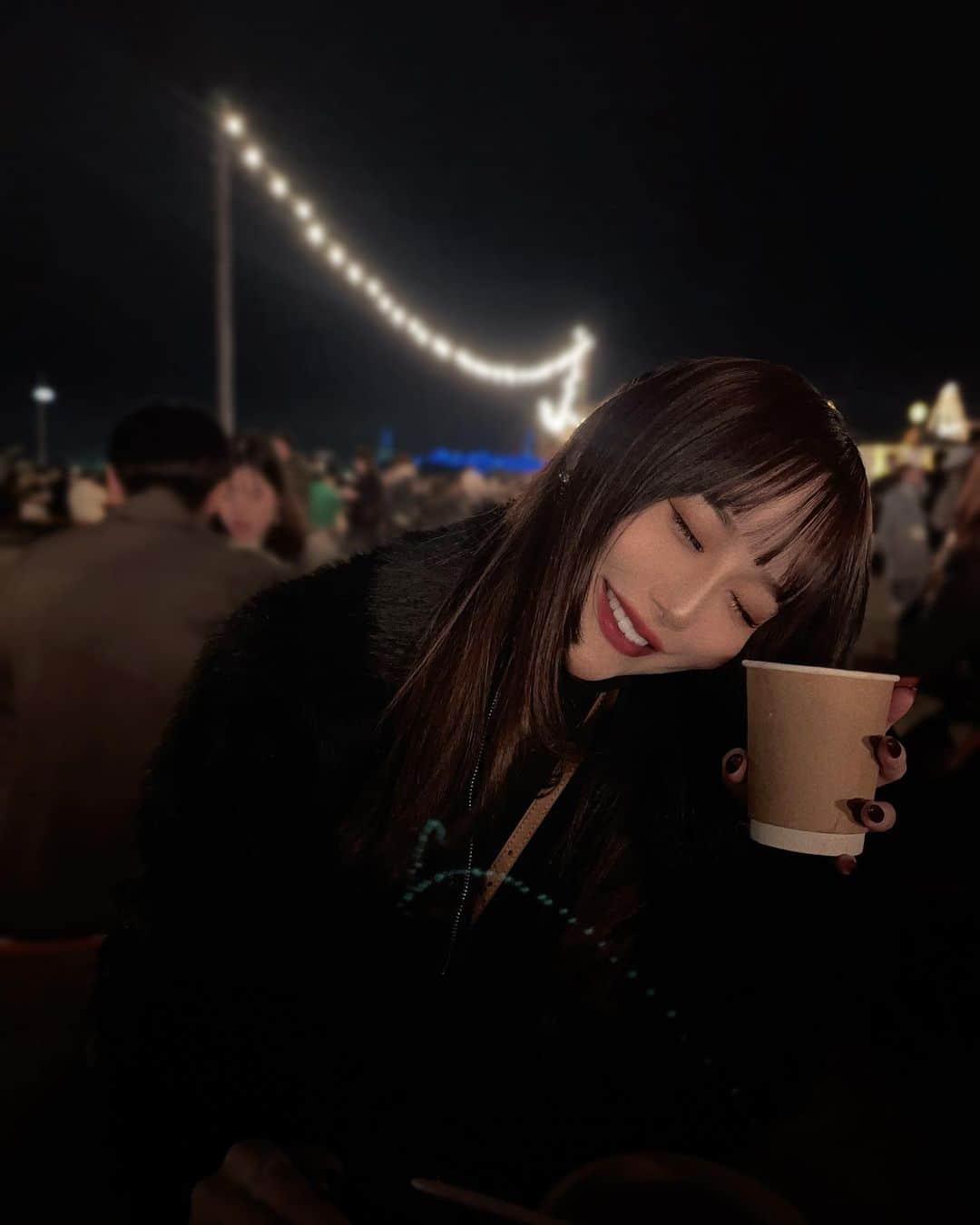 生田千秋のインスタグラム：「クリスマスマーケット🎄 ホットワイン美味しかった🍷  #横浜 #赤レンガ倉庫」