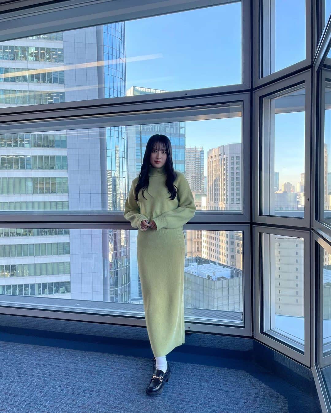 国本梨紗さんのインスタグラム写真 - (国本梨紗Instagram)「先日のズムサタ！！  明日も5時半から元気にズムサタ行きますよ〜！！！  コート、ニット、スカート @lilliancarat_official  わくわくコーナー  ニット、スカート、アウター  全て @retrogirl_onlinestore」12月8日 18時44分 - risa__kunimoto