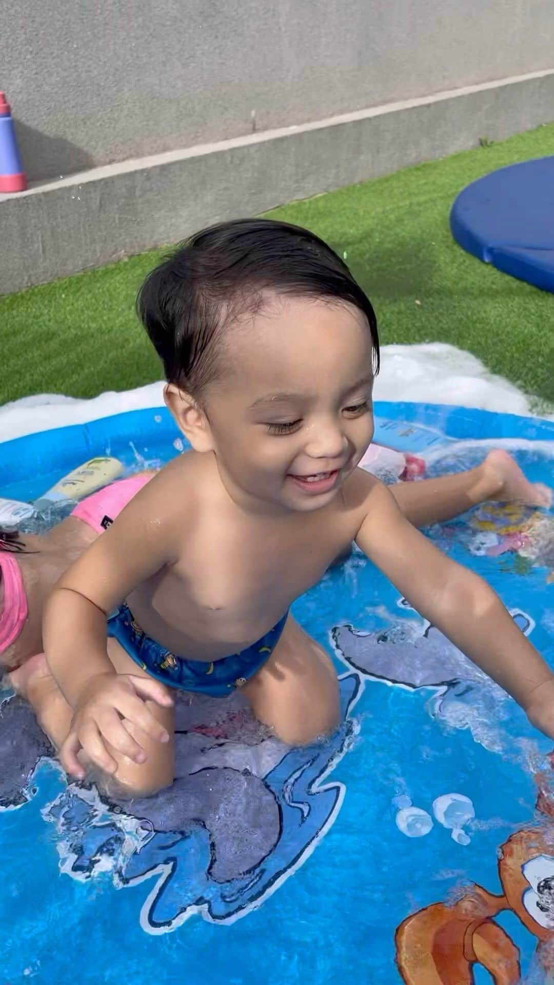 Iya Villaniaのインスタグラム：「Outdoor water play is always a hit! And it always leads to a great appetite AND a knock out nap 💙 Love enjoying these moments with my little people 💛 #SayaNgAlagangBabyflo」