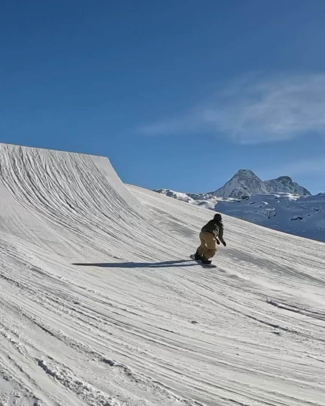 村瀬心椛のインスタグラム：「@asamihirono 🗣🎥😂 @monsterenergy @salomonsnowboards @salomonsnowboardsjapan @we_are_nomadik @oakleysnowboarding @oakleyjapan @murasakisports_official @tateyamakings @gallium_wax  @098chouji 🎵」