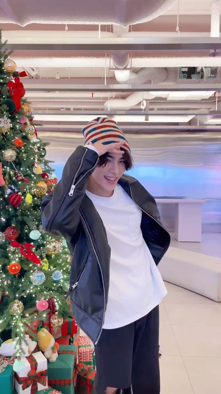 Way Vのインスタグラム：「Merry (early) Christmas❄️  #XIAOJUN #肖俊 #샤오쥔 #첫눈챌린지 #FirstSnowChallenge  #WayV #威神V」