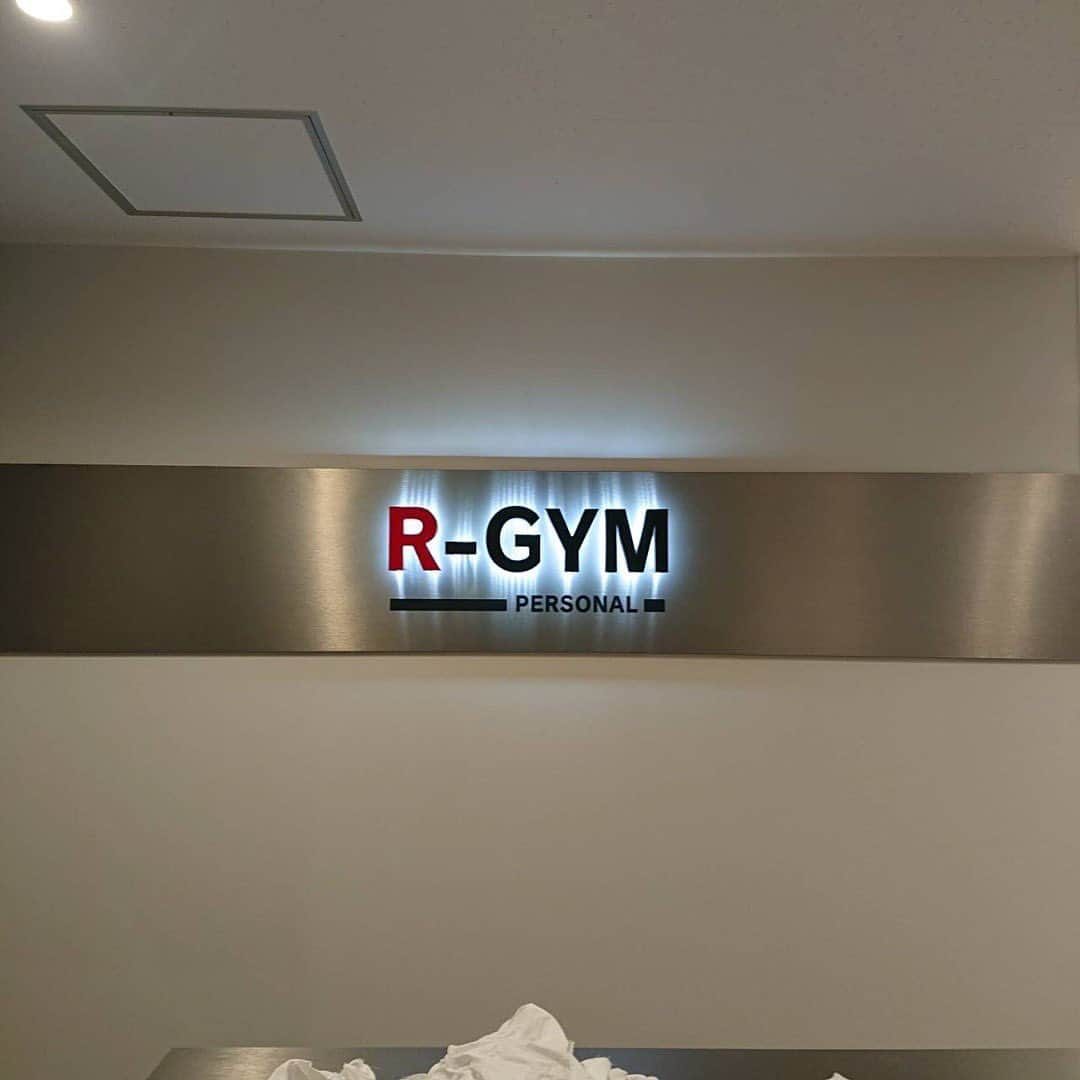 今村猛のインスタグラム：「[Vol8]R-GYM 近況報告  r-gym.kpb-inc.jp/?utm_source=tw…  オンラインのホームページから アップデートしました！😉 皆様是非見てください！ かっこよく出来てます😍  そして、内装の方も順調に出来て来てます！ 昼と夜では、トレーニングスペースが違う用に感じて、外は四季も感じれます！✨  どうですか？😏  拡散お願いします🤲  #RGYM #トレーニング #パーソナルジム #減量 #ダイエット #ボディメイク #広島市 #カープ #今村猛」