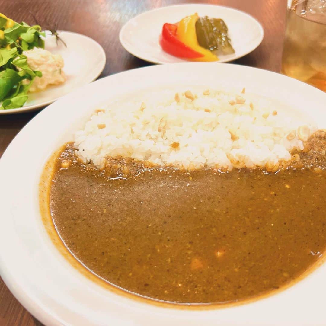 松尾貴史さんのインスタグラム写真 - (松尾貴史Instagram)「とんかつ屋さんのカレー。とんかつ屋さんのカレーであれば、さぞかしボリュームがあろうと思っておれば、意外なことにすこぶるおとなしく、大盛りにすれば良かったと後悔を。  味は良うございました。  #カレー #curry #咖哩 #カリー #spice #スパイス #スパイスカレー」12月8日 18時51分 - kitsch.matsuo