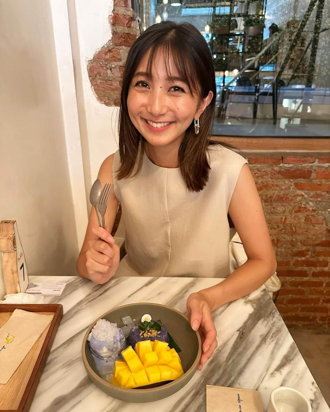 近藤夏子さんのインスタグラム写真 - (近藤夏子Instagram)「.   タイでハマったスイーツ🩷 「カオニャオ・マムアン」  もち米とマンゴーのデザートです。 　 　  ココナッツミルクで炊いたもち米と、甘く熟したマンゴー、そして最後にお塩を混ぜたあまじょっぱいココナッツミルクソースをかけて一緒に食べるとたまらない美味しさなんです🤍🤍 甘いしょっぱいの無限ループ。  もちもち食感もたまらん。 お店によってはアイスクリームも付いてました。  毎日食べておりました🩷 飛行機乗る直前も食べてました🩷 　 あぁ、日本でも食べたい。 クセになる美味しさです！！  　 　 . #タイ旅行 #母娘旅行 #カオニャオマムアン #マンゴースティッキーライス #mangostickyrice」12月8日 18時52分 - kondokako0804