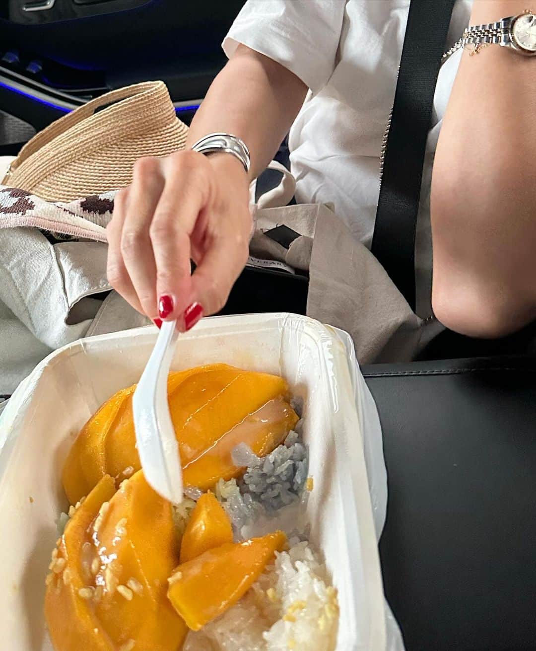 近藤夏子さんのインスタグラム写真 - (近藤夏子Instagram)「.   タイでハマったスイーツ🩷 「カオニャオ・マムアン」  もち米とマンゴーのデザートです。 　 　  ココナッツミルクで炊いたもち米と、甘く熟したマンゴー、そして最後にお塩を混ぜたあまじょっぱいココナッツミルクソースをかけて一緒に食べるとたまらない美味しさなんです🤍🤍 甘いしょっぱいの無限ループ。  もちもち食感もたまらん。 お店によってはアイスクリームも付いてました。  毎日食べておりました🩷 飛行機乗る直前も食べてました🩷 　 あぁ、日本でも食べたい。 クセになる美味しさです！！  　 　 . #タイ旅行 #母娘旅行 #カオニャオマムアン #マンゴースティッキーライス #mangostickyrice」12月8日 18時52分 - kondokako0804