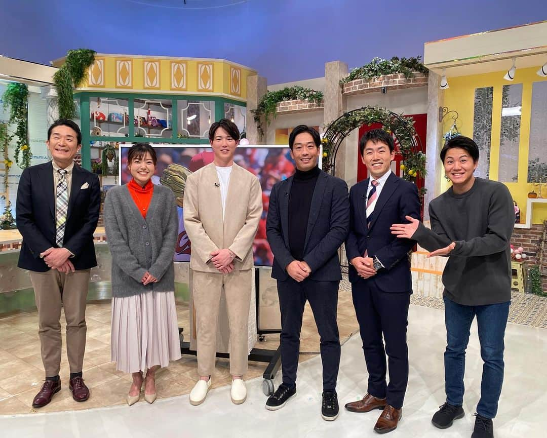 広島東洋カープのインスタグラム：「先日は暢仁もテレビに生出演してくれました⤴︎(^o^)  年末年始の特番収録やロケも着々と進んでいるので  まだまだ選手達の出演が楽しみですね笑笑  #carp #カープ #広島 #広島東洋カープ #森下暢仁」