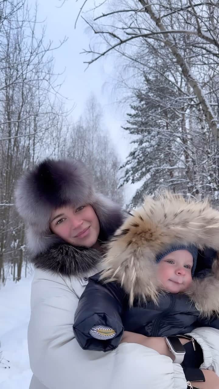 アレクサンドラ・ソルダトワのインスタグラム：「Когда гулять одно удовольствие☺️ такой маленький, а дарит столько любви и тепла!🤍」